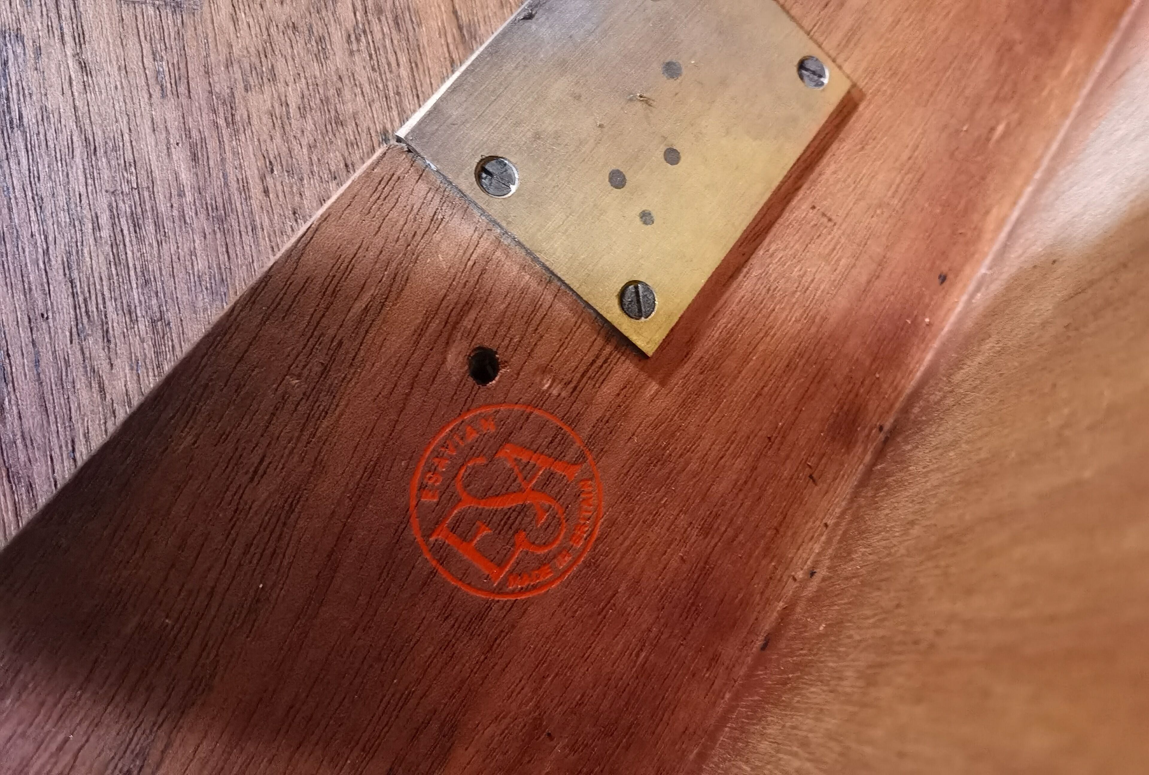 James Léonard's 6212 desk and chair for ESA Esavian