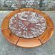 Table basse vintage en orme et céramique