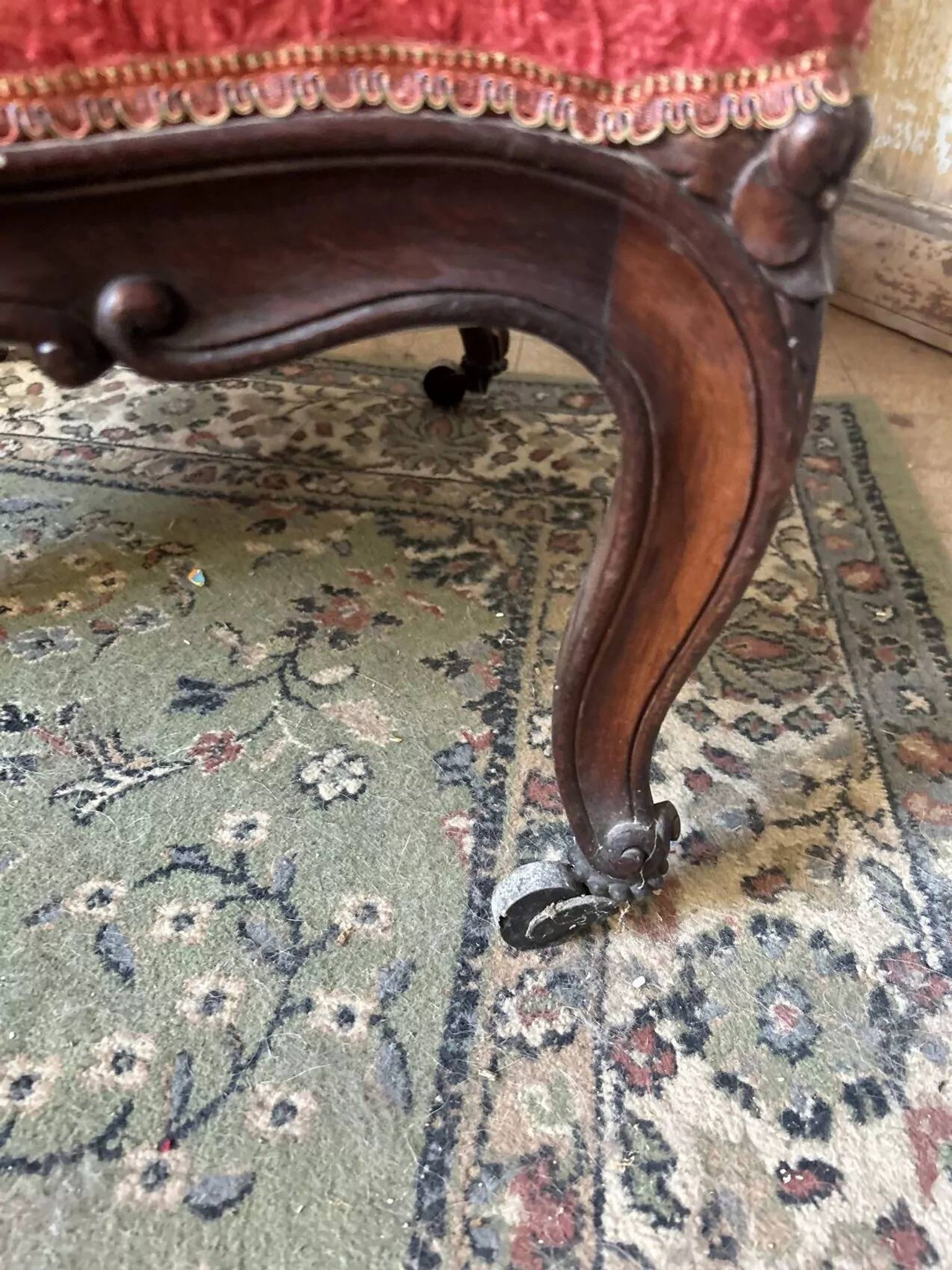 Napoleon III medallion armchair in carved wood and red velvet.