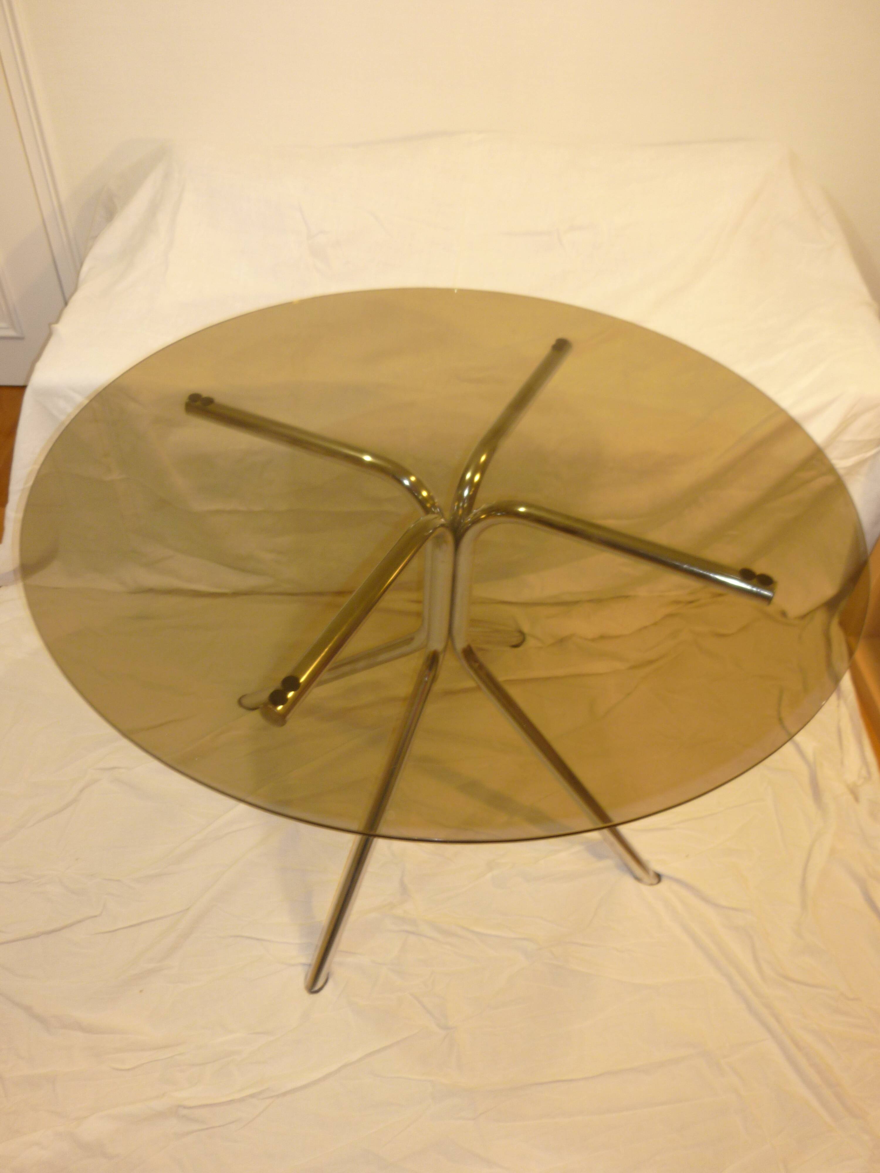 Table vintage 70 en verre légèrement fumé pieds chromés