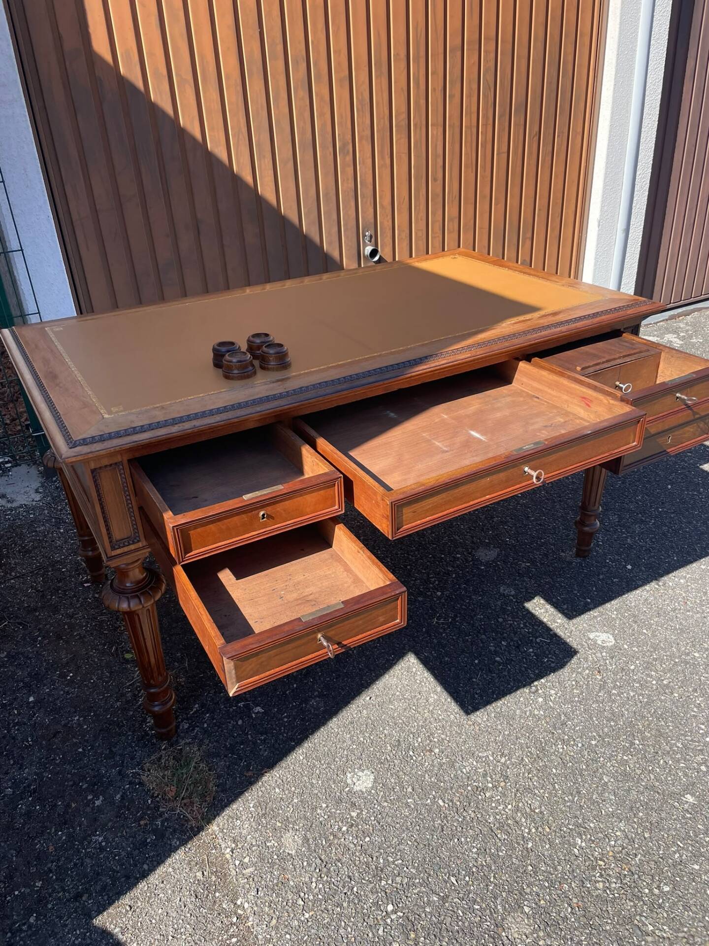 Double-sided flat desk in Louis XVI style made of mahogany and leather.