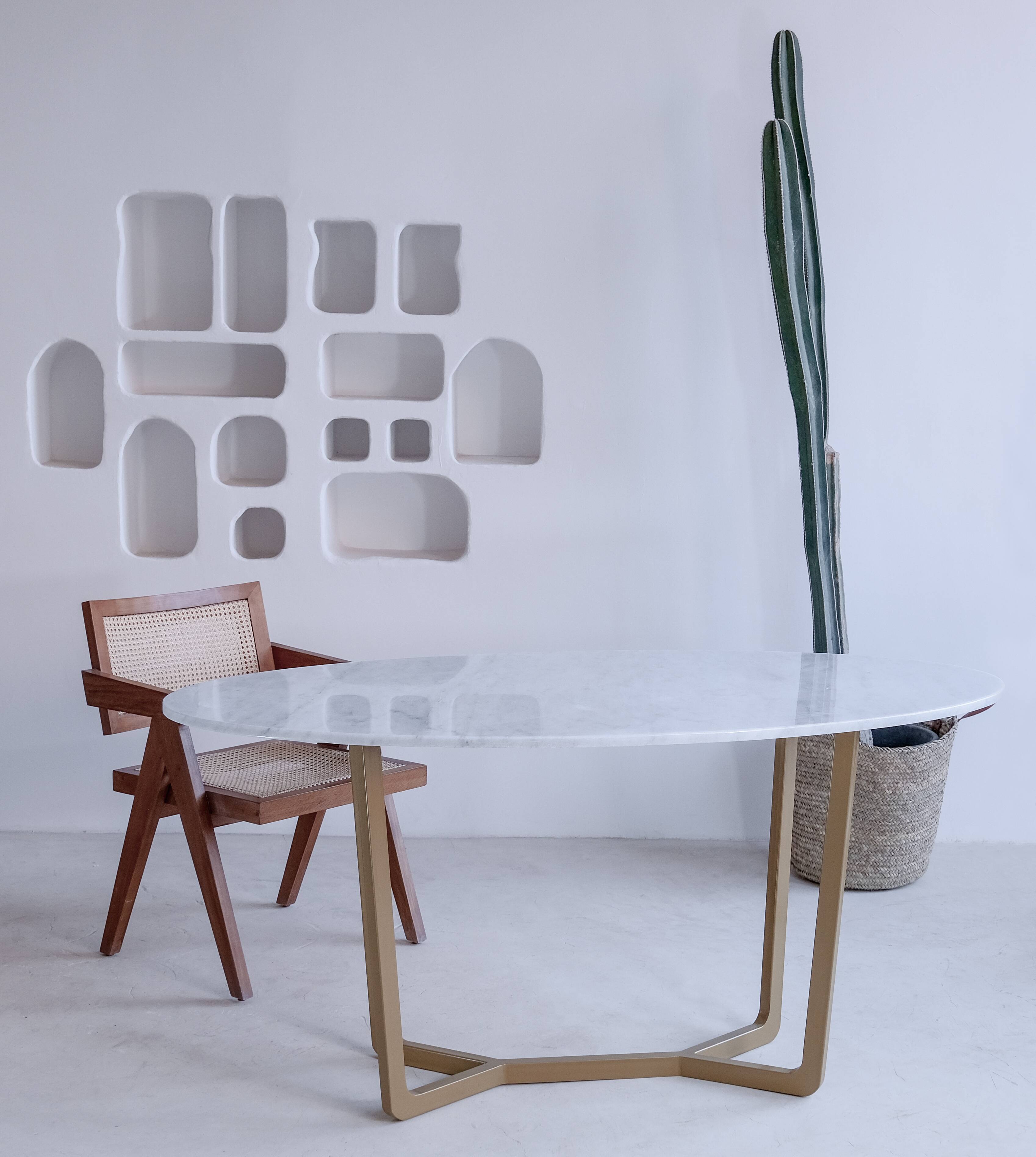 Oval dining table in white Ibiza marble