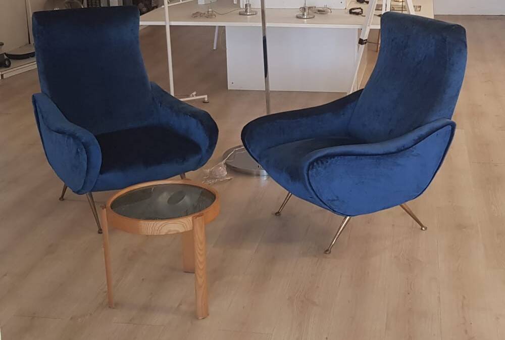 Fauteuils en velours bleu du milieu du siècle, lot de 2