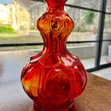Vase en verre rouge