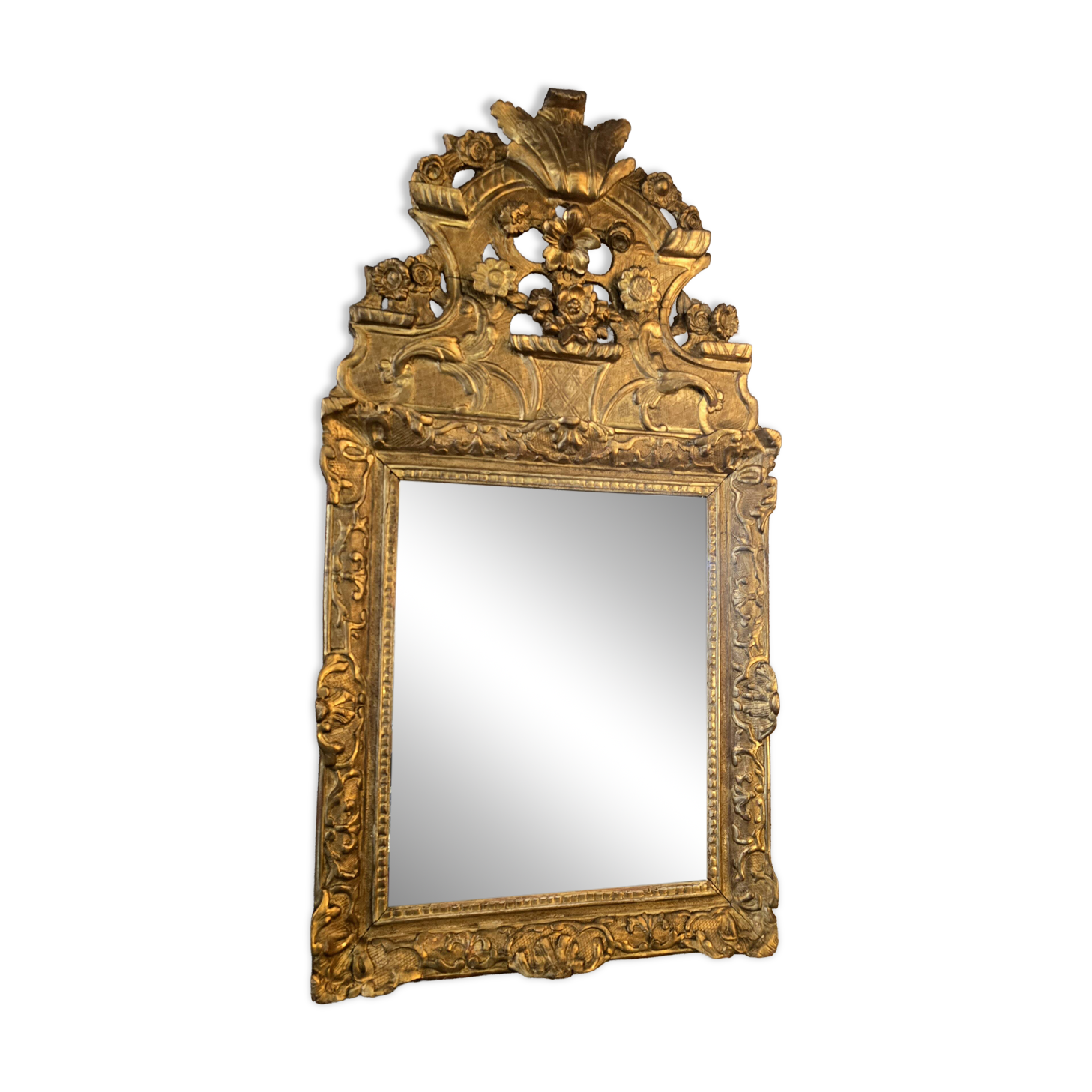 Miroir d’époque Régence à fronton en bois sculpté et doré  – XVIIIe