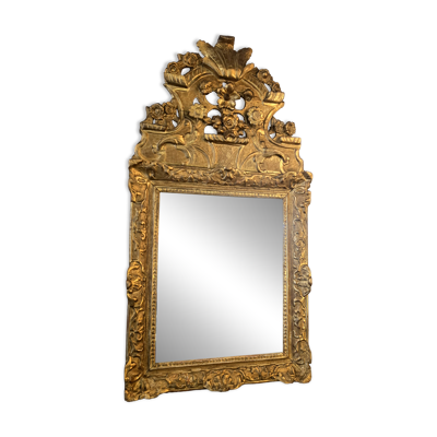Miroir d’époque Régence à fronton en bois sculpté et doré  – XVIIIe