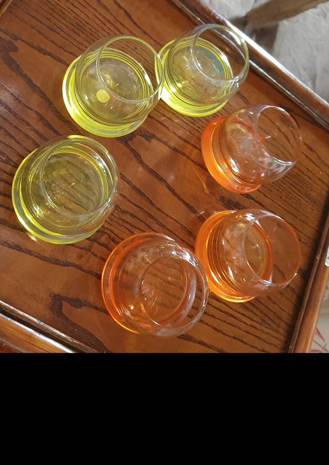 6 Glasses with the name Culbuto in 3 orange colors and 3 lemon yellow colors