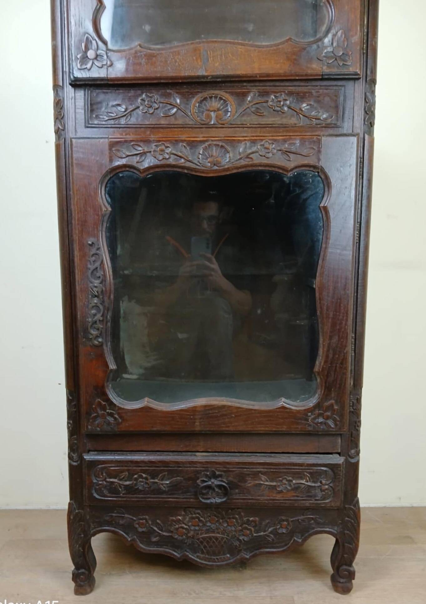 vitrine Louis XV Provençale en chêne vers 1850-1880  façade