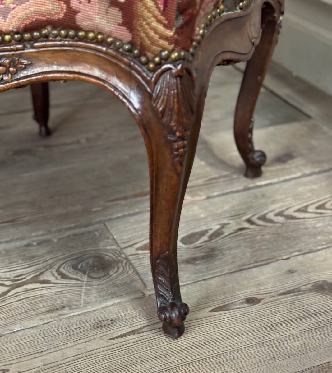 Louis XV armchair in carved walnut, needlepoint tapestry, 18th century