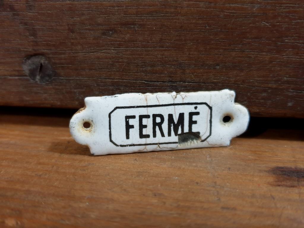 Firm enamelled plate