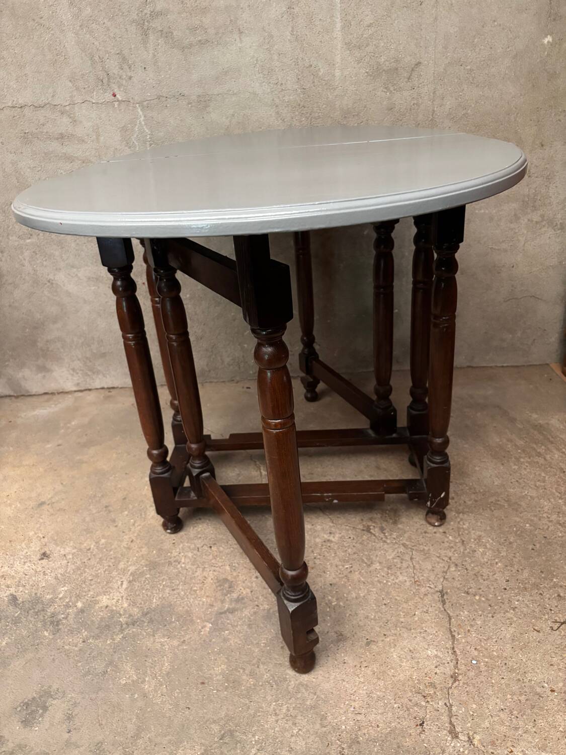 Table ovale en bois avec rabats