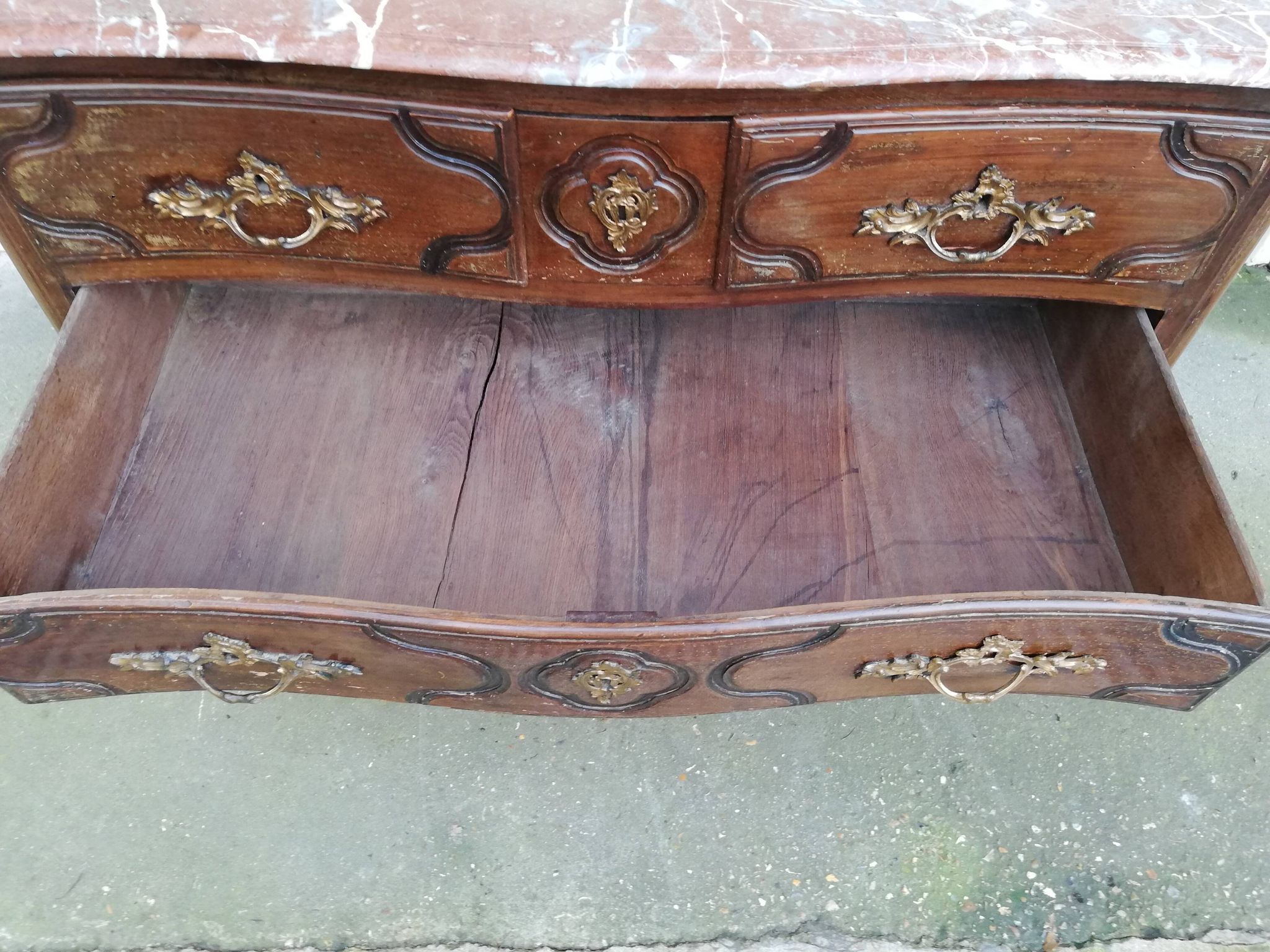 Commode galbée style Louis XVI