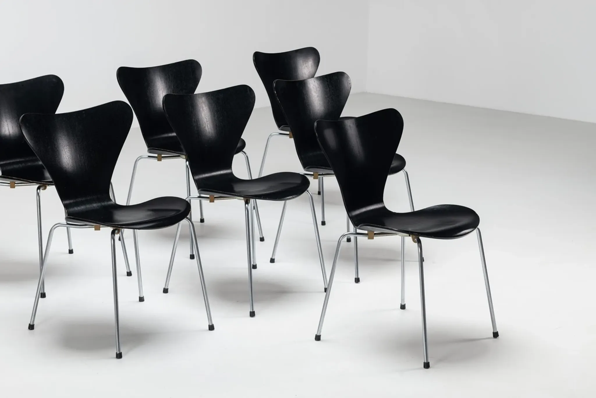 Arne Jacobsen set of eight 3107 Butterfly dining chairs Fritz Hansen Denmark 1967