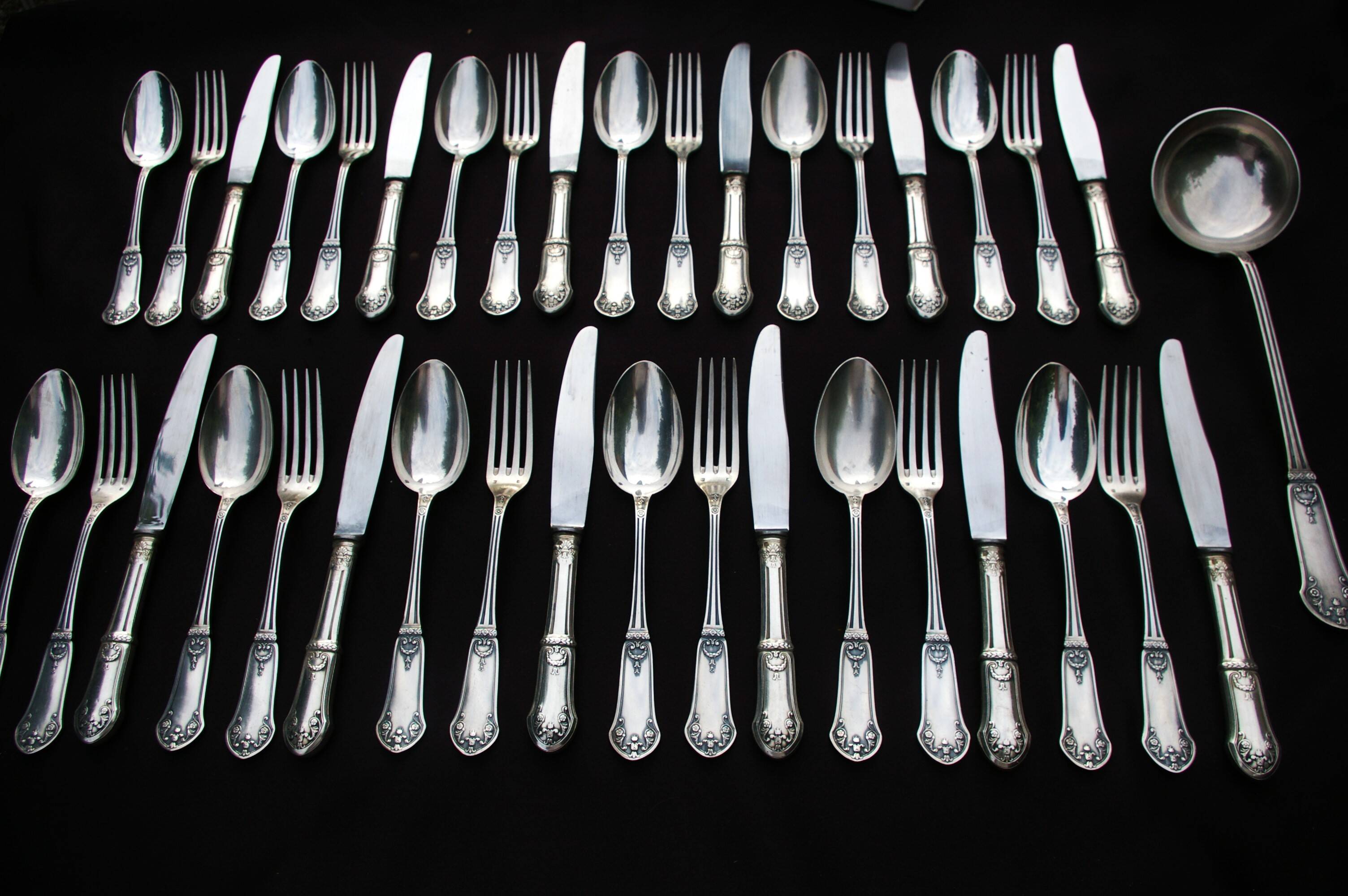 Empire style housewife in silver metal