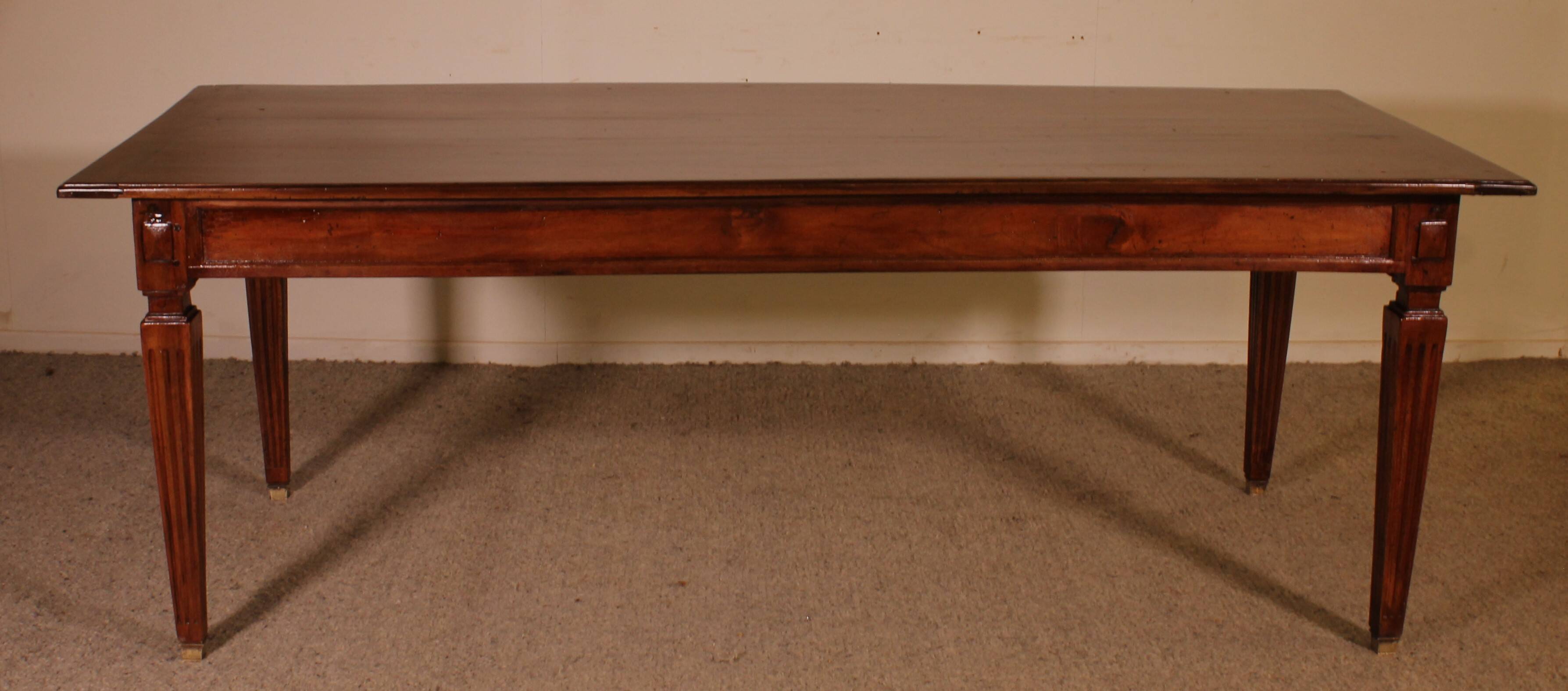 Louis XVI Period Dining Table in Walnut - 18th Century