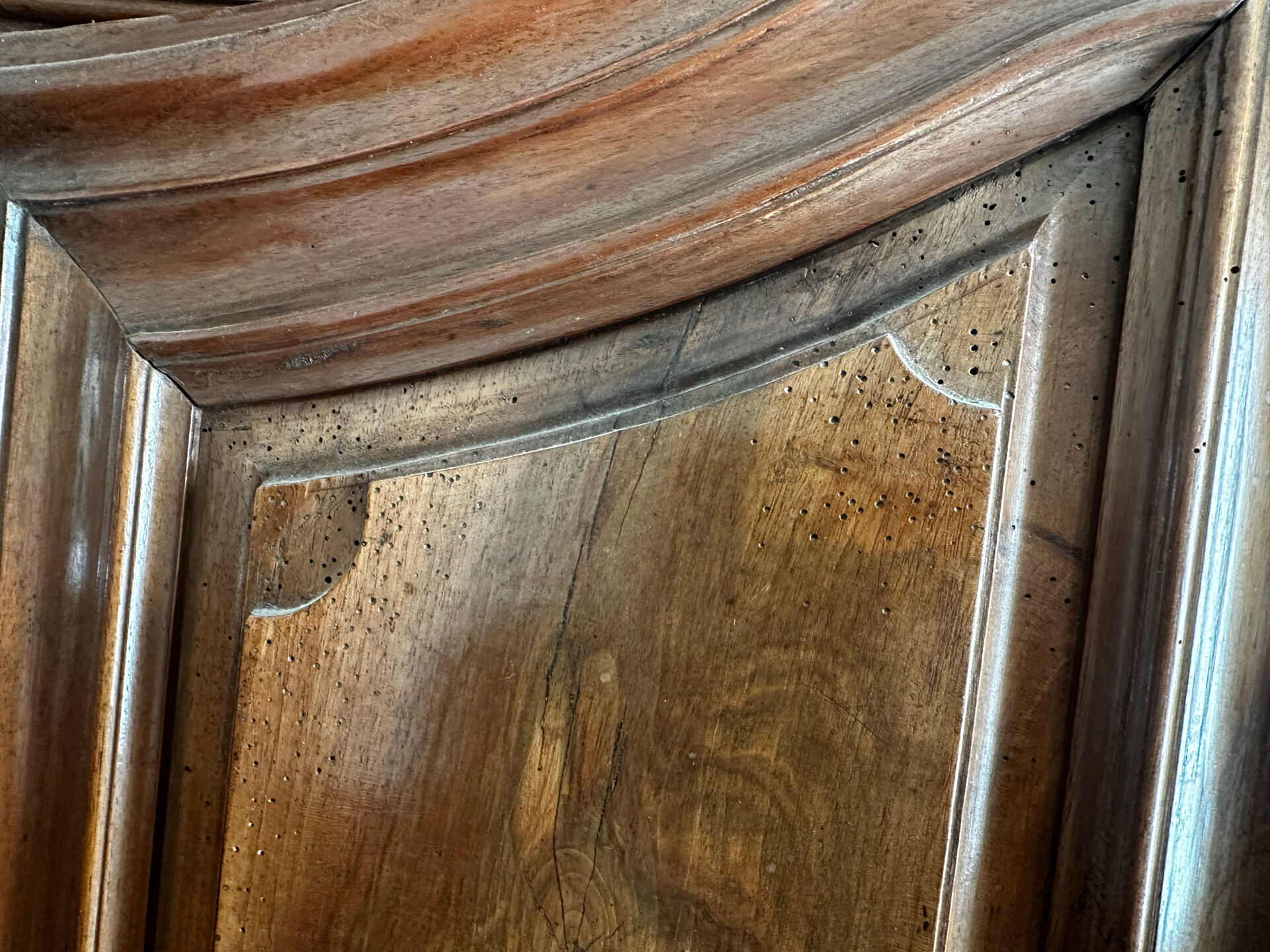 Large Alsatian Louis XV wardrobe in solid walnut – 18th century