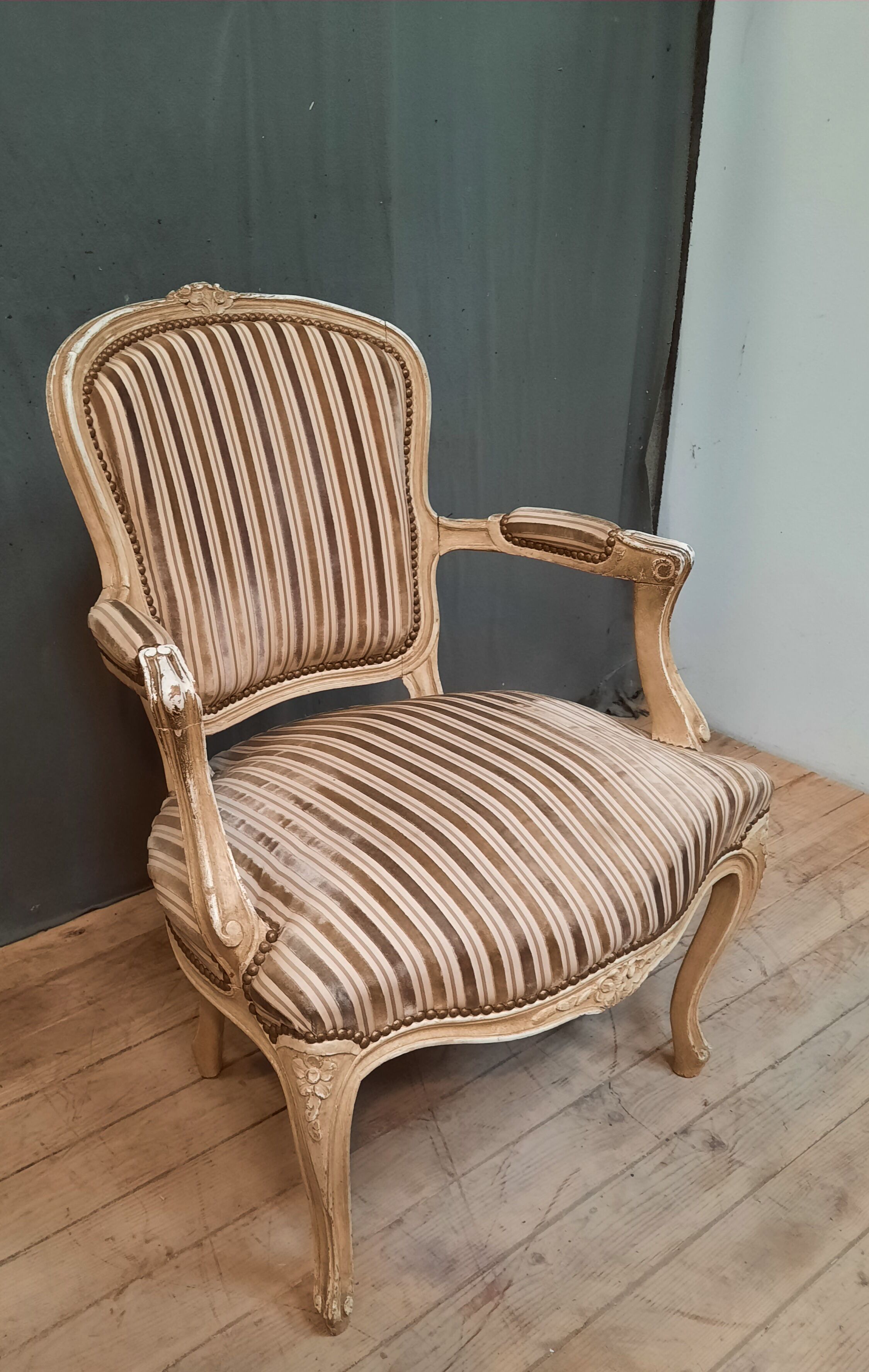 Fauteuil laqué blanc de style Louis XV