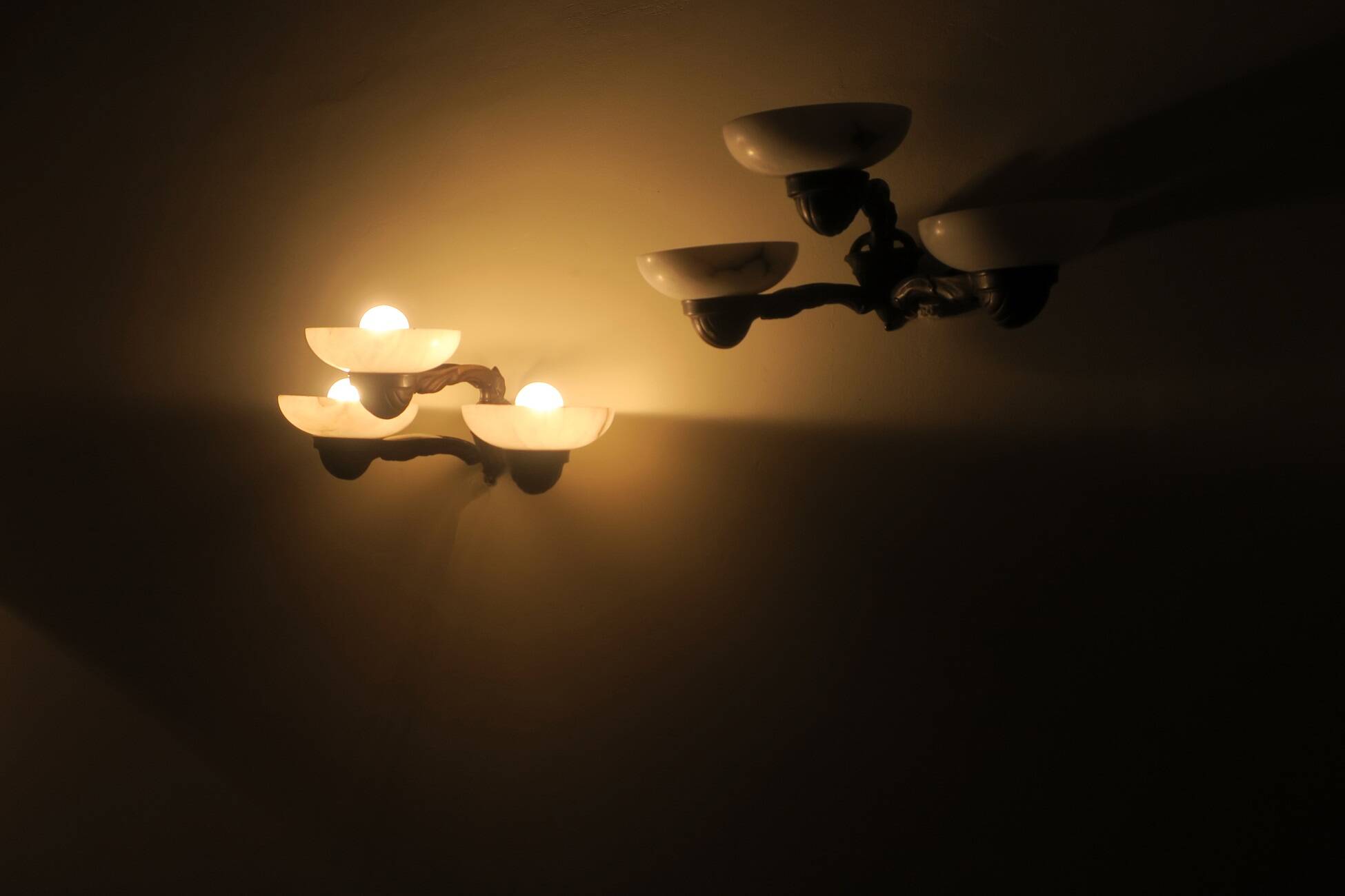 Paire d'appliques murales anciennes en bronze et albâtre à trois bras, 1910