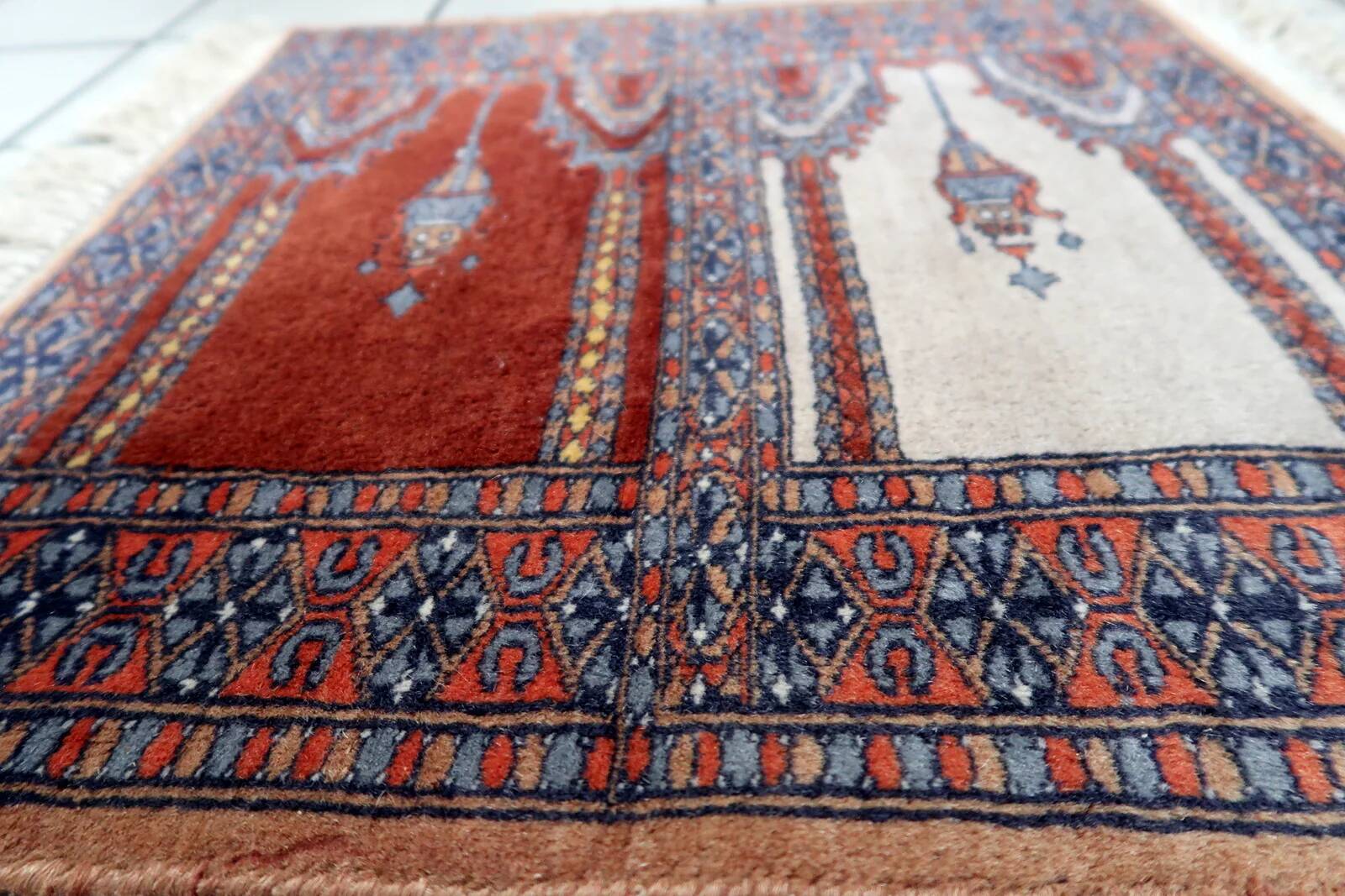 Handmade vintage Pakistani Lahore prayer rug 58cm x 60cm, 1960s