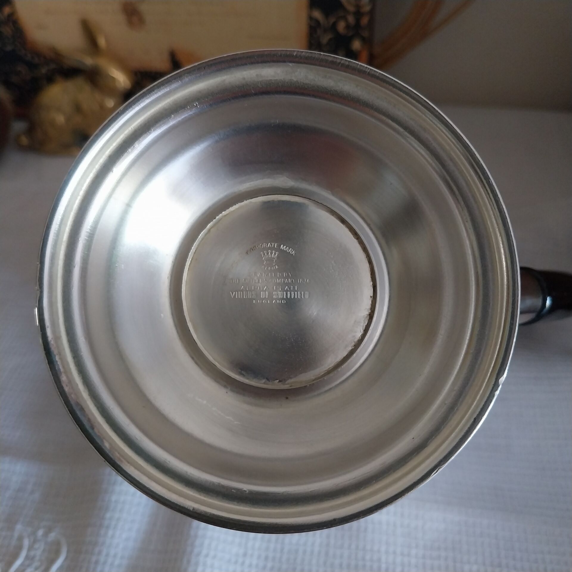 Old English coffee pot in silver-plated metal and Bakelite.