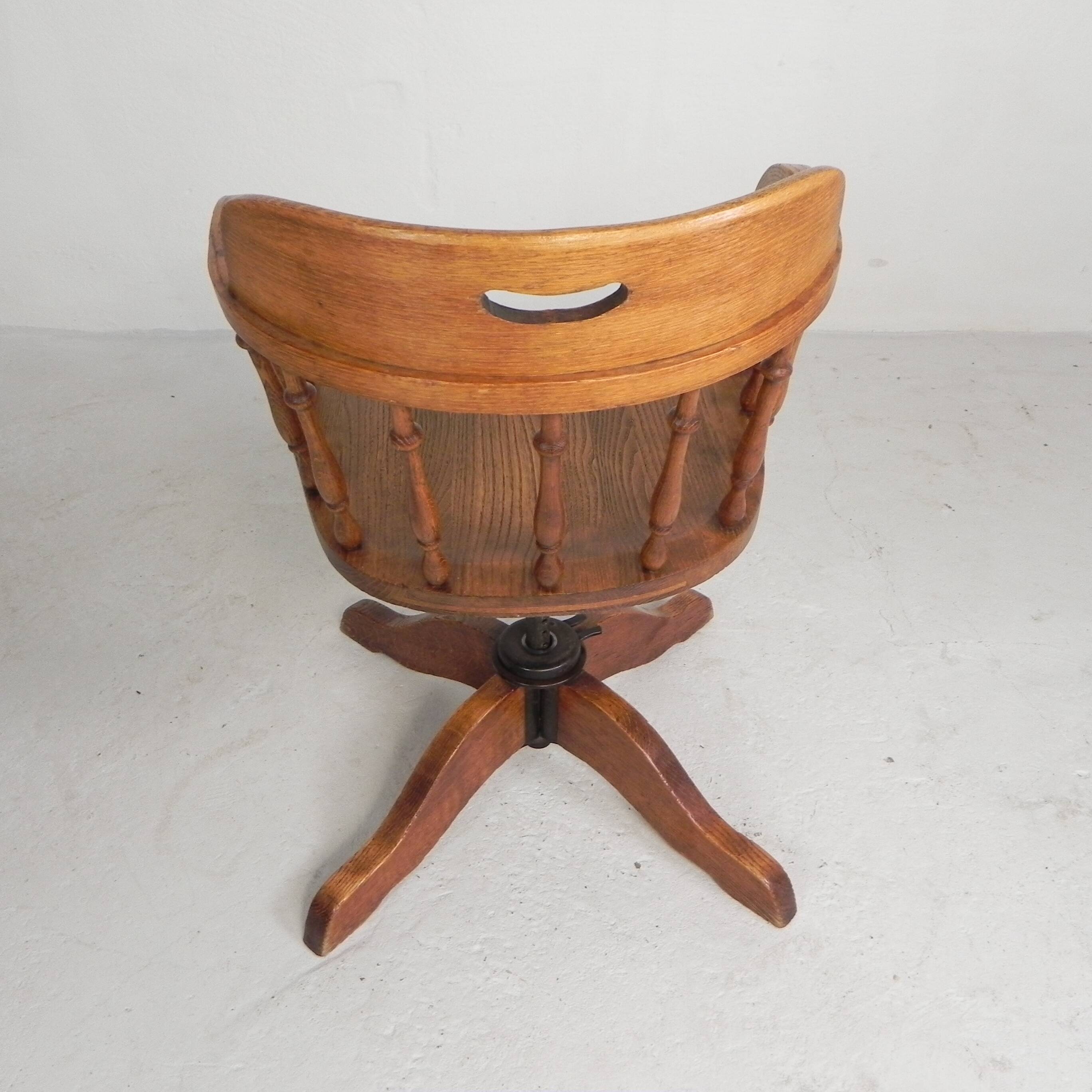 Oak office chair with a spring system and height adjustable, 1930s.