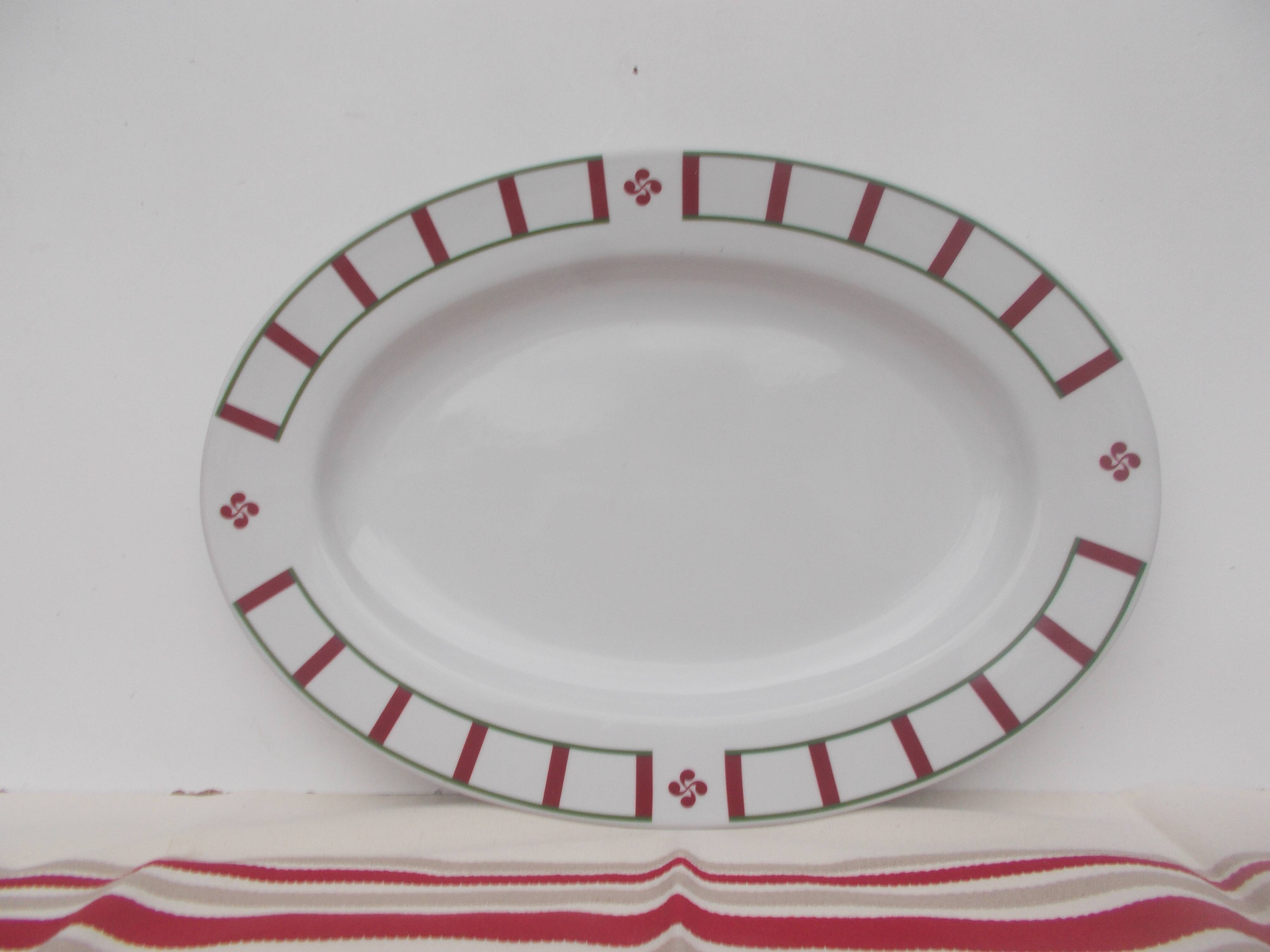 Oval Basque flat green and red porcelain