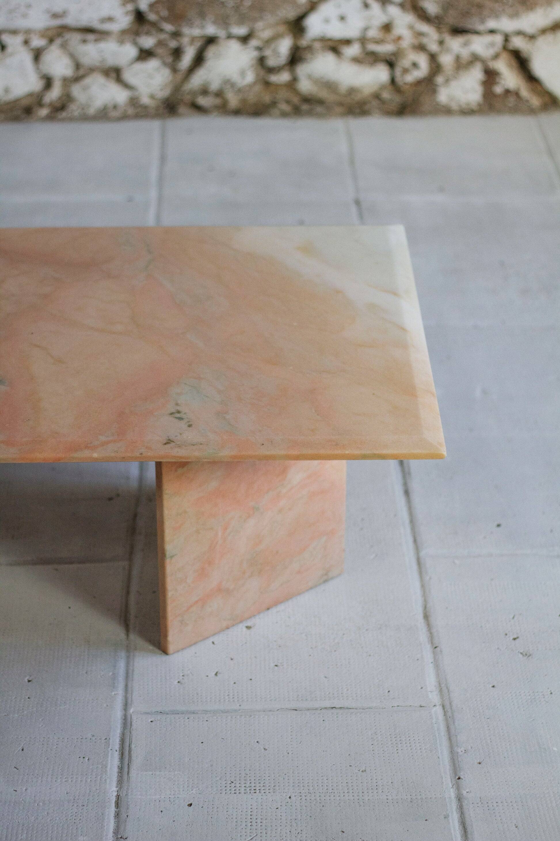 Table basse en marbre rose, 1970