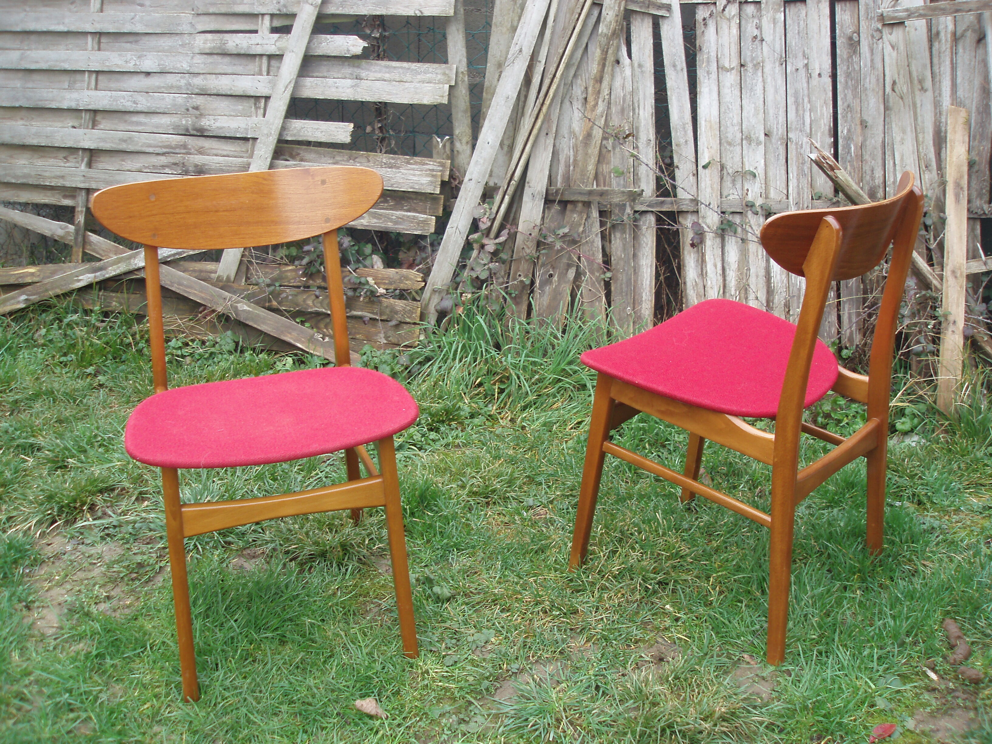 Pair of Scandinavian chairs in teak and red fabric