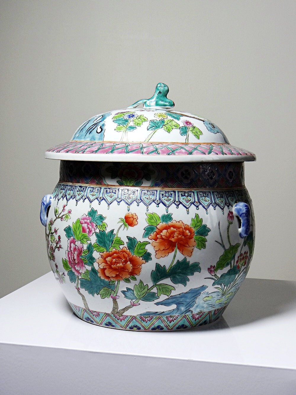 Large covered vase in Chinese porcelain, floral famille rose decoration.