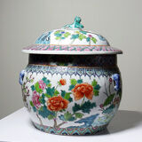 Large covered vase in Chinese porcelain, floral famille rose decoration.