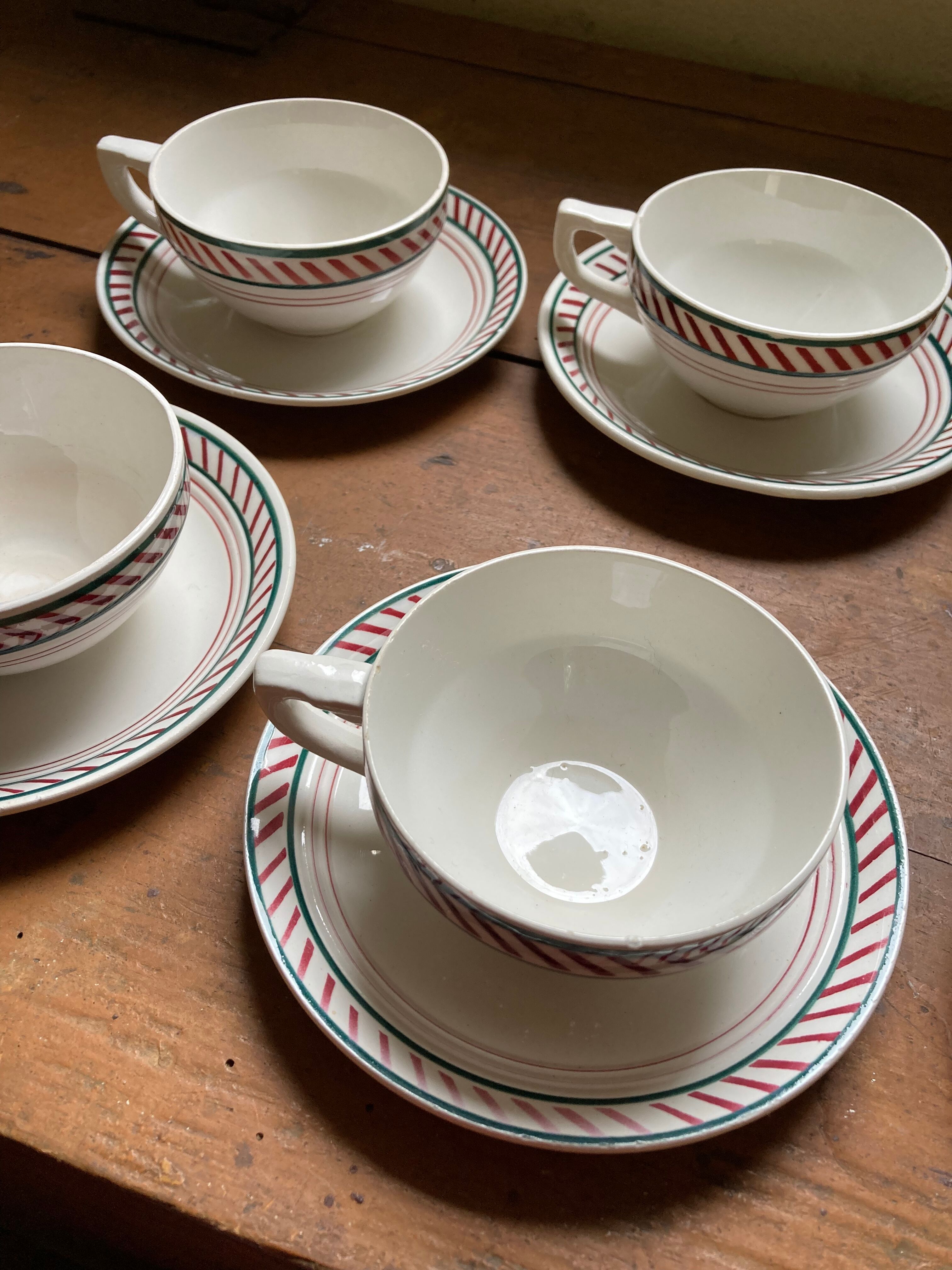 7 tasses Saint Amand vert et rouge modèle Céranord style basque en porcelaine idéal café ou thé