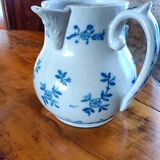 Pitcher with side handle