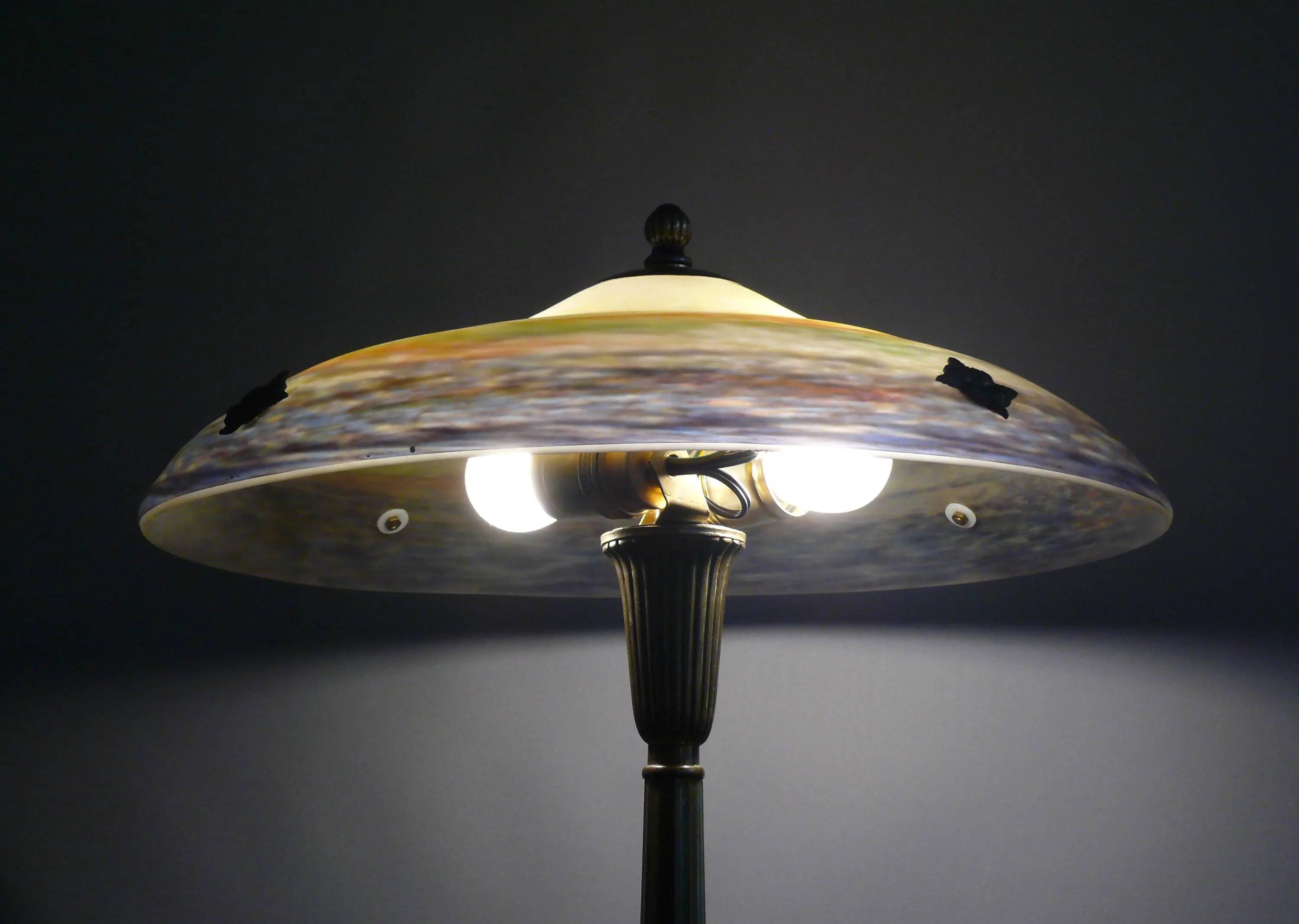 Lampe de table Muller Frères, France, avec pied en laiton et abat-jour en pâte de verre, style Art déco vers 1930