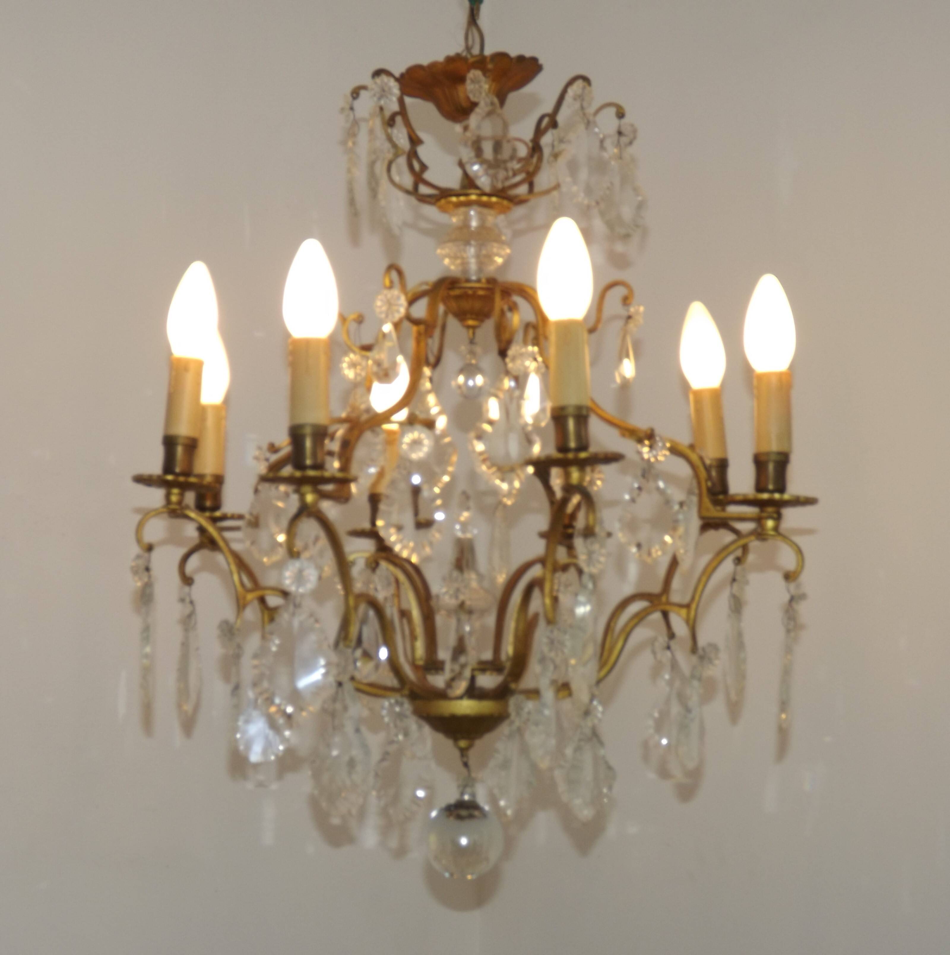 French Louis XV chandelier with 8 lights in gilded bronze, glass and crystal.