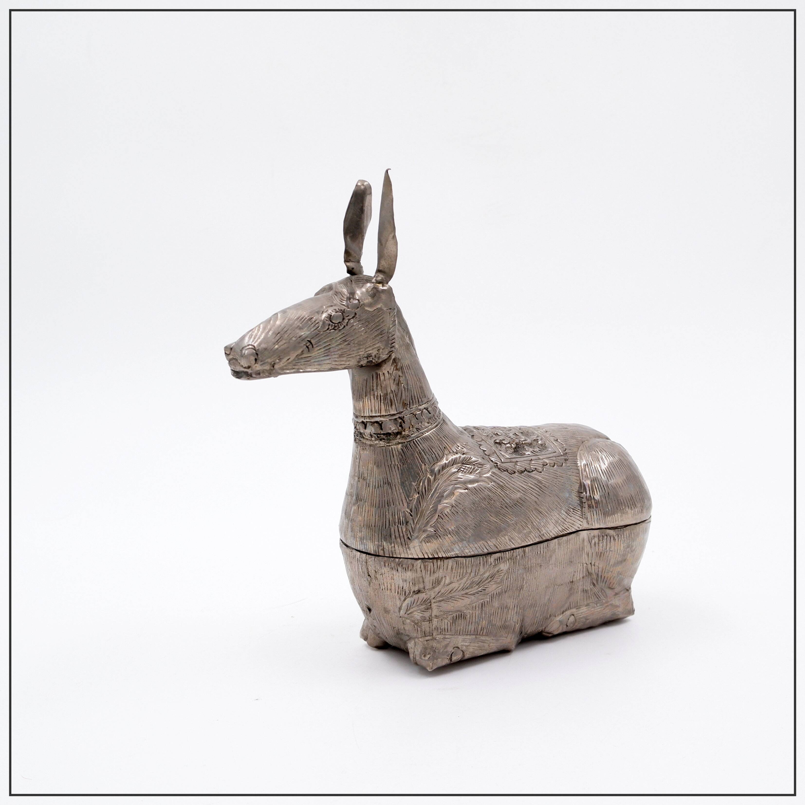 Boîte à bétel ancienne en métal argenté - Cambodge, première moitié du 20ème siècle