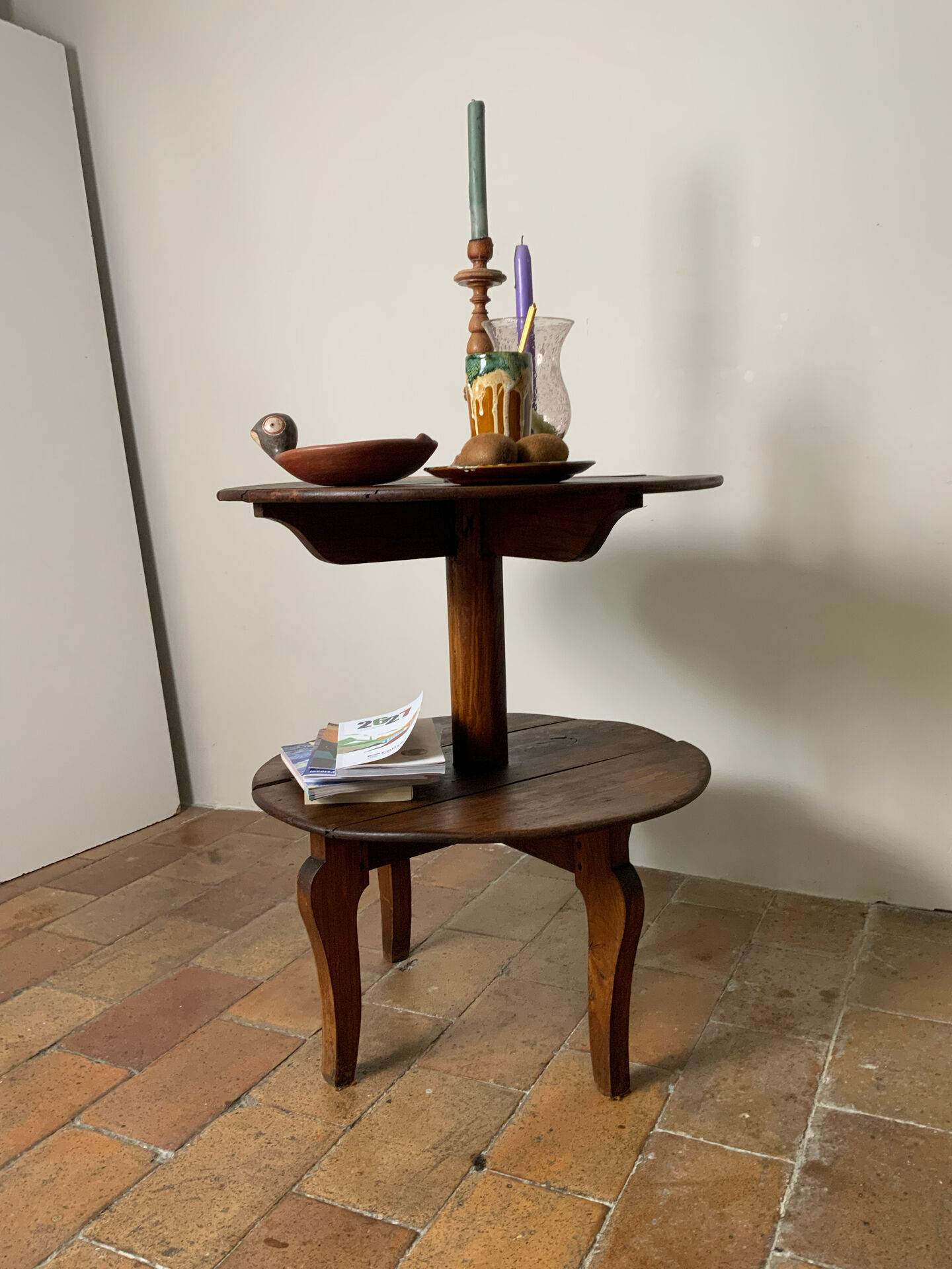 Side table or pedestal table