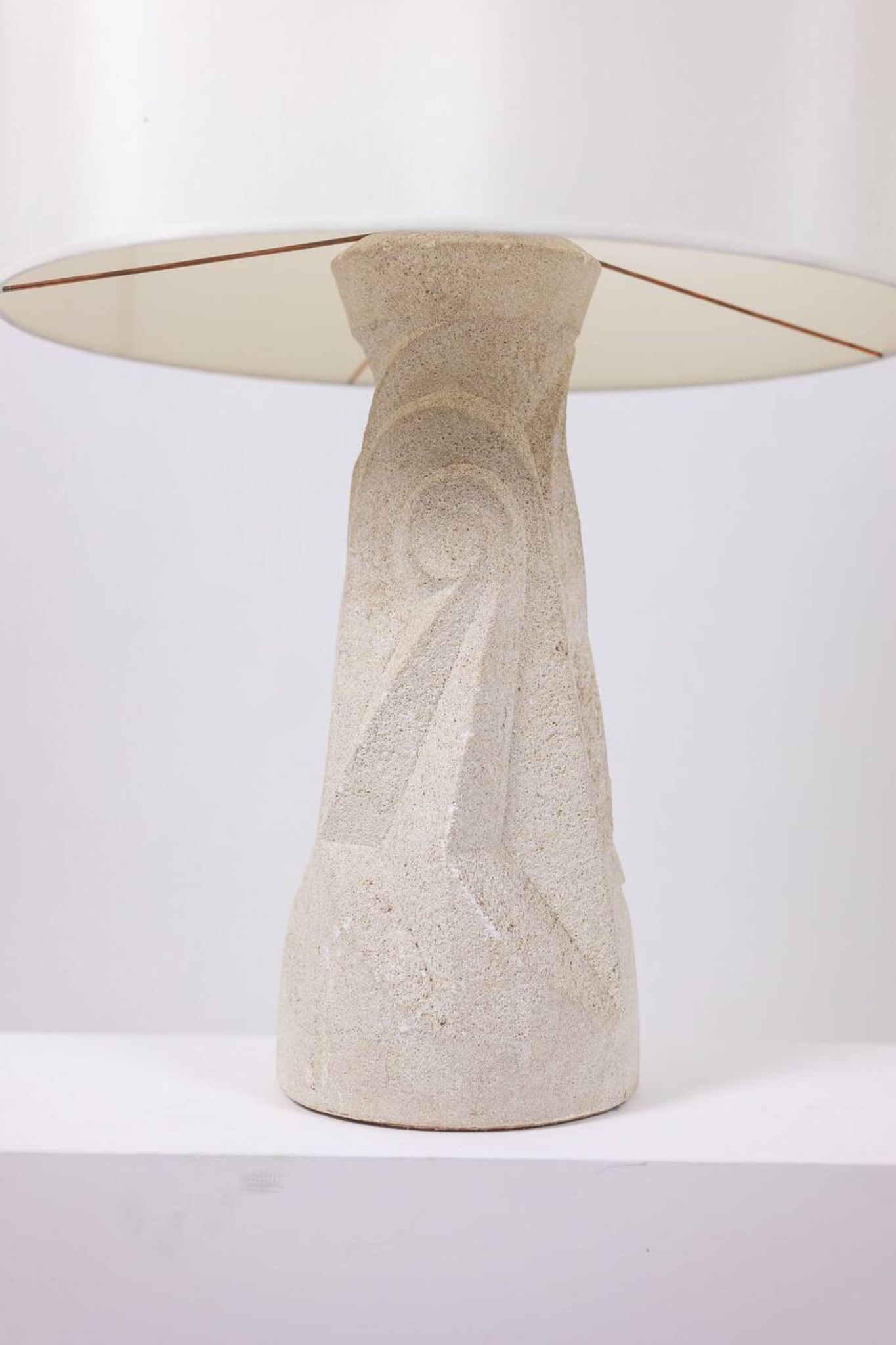 Lampe en pierre sculpté. Années 1970.
