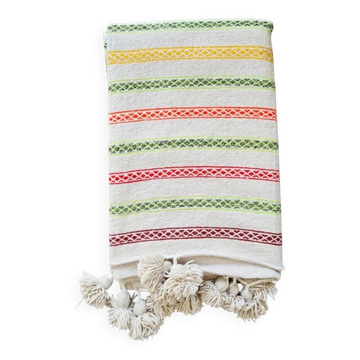 Plaid marocain en laine tissée main et décoré de rayures et pompons