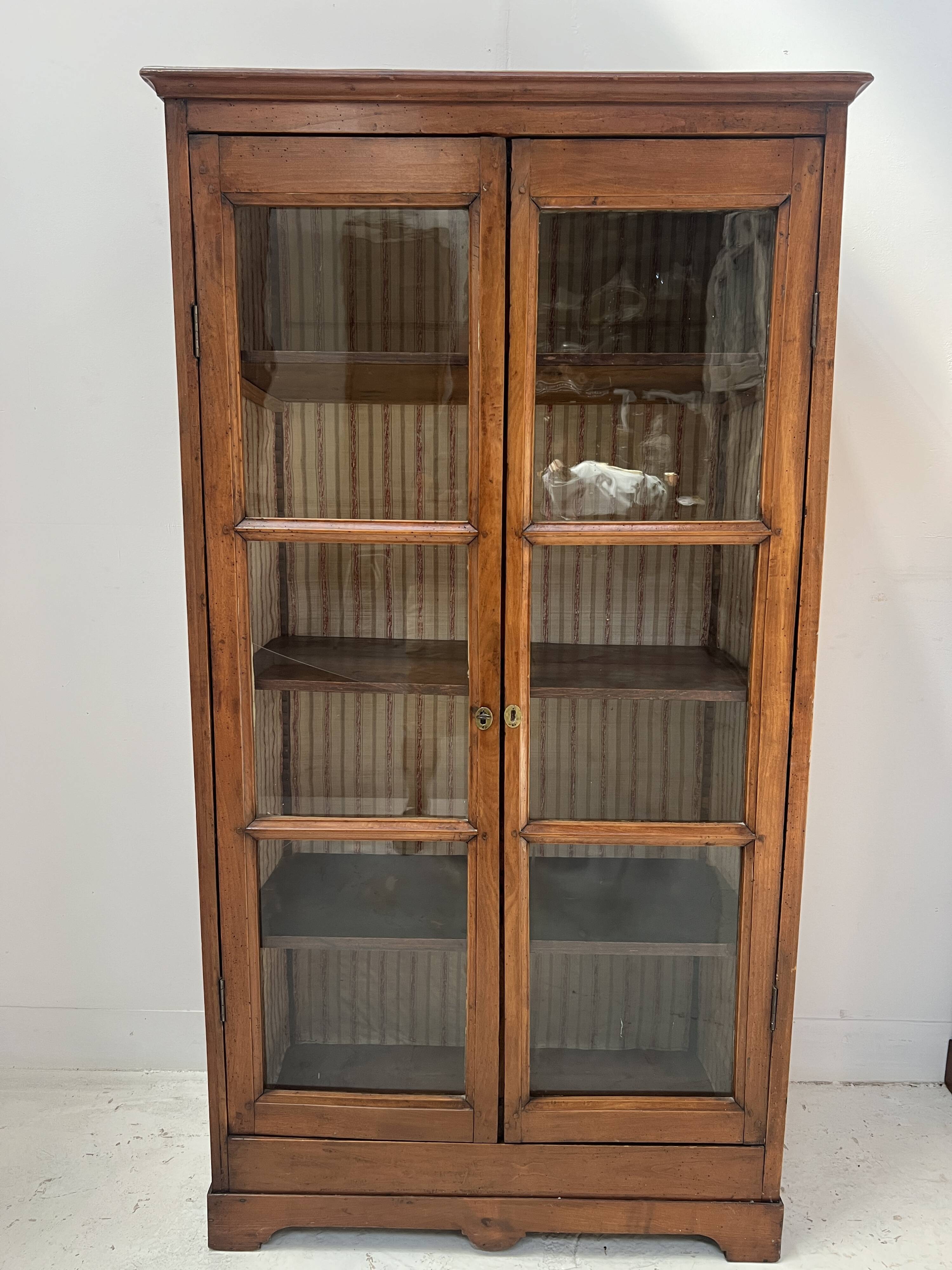 Pair of display cabinets in solid cherry wood from the 19th century.