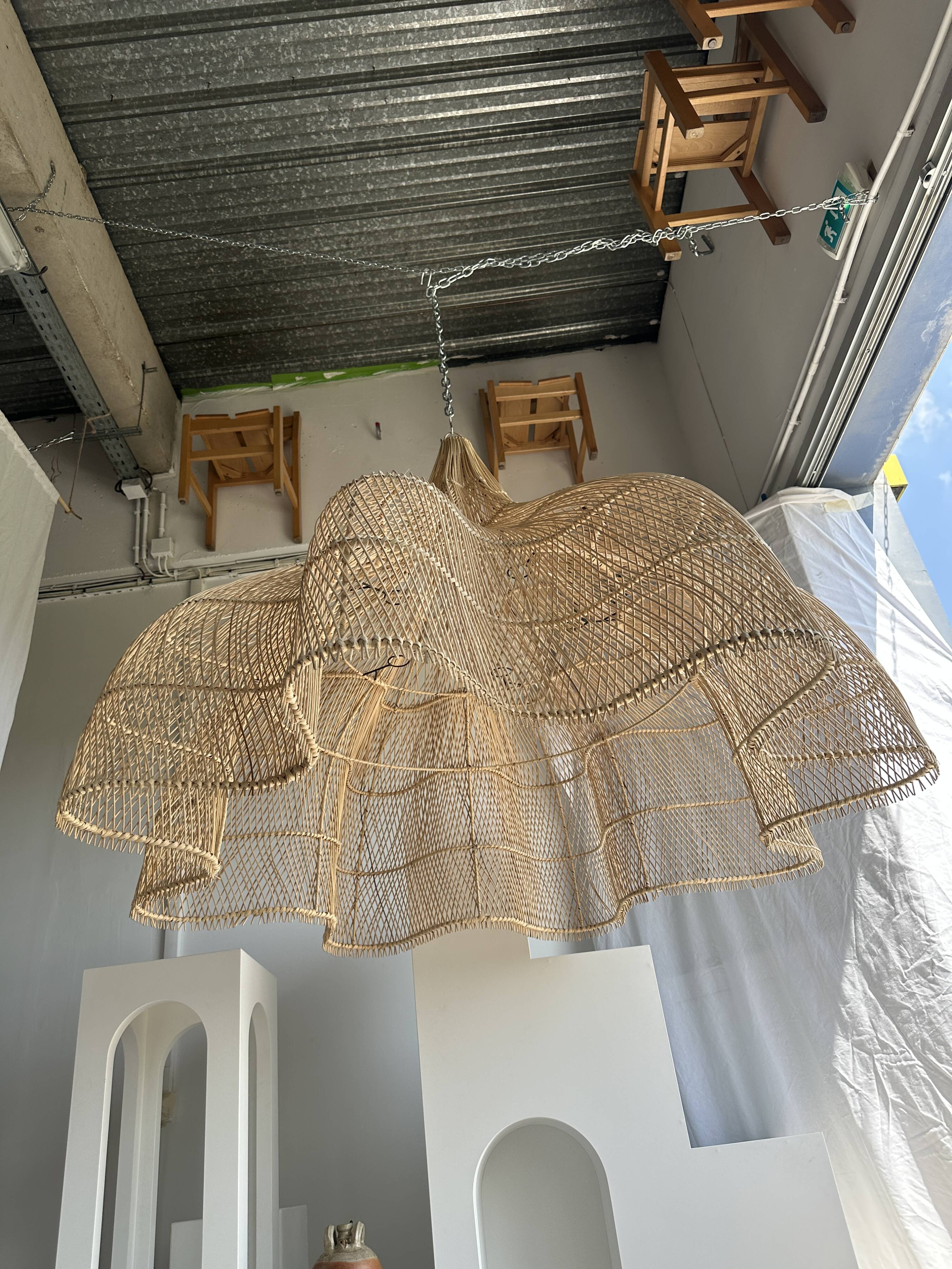 Immense rattan suspension in the shape of a flower, tulip, corolla H1m D1m50