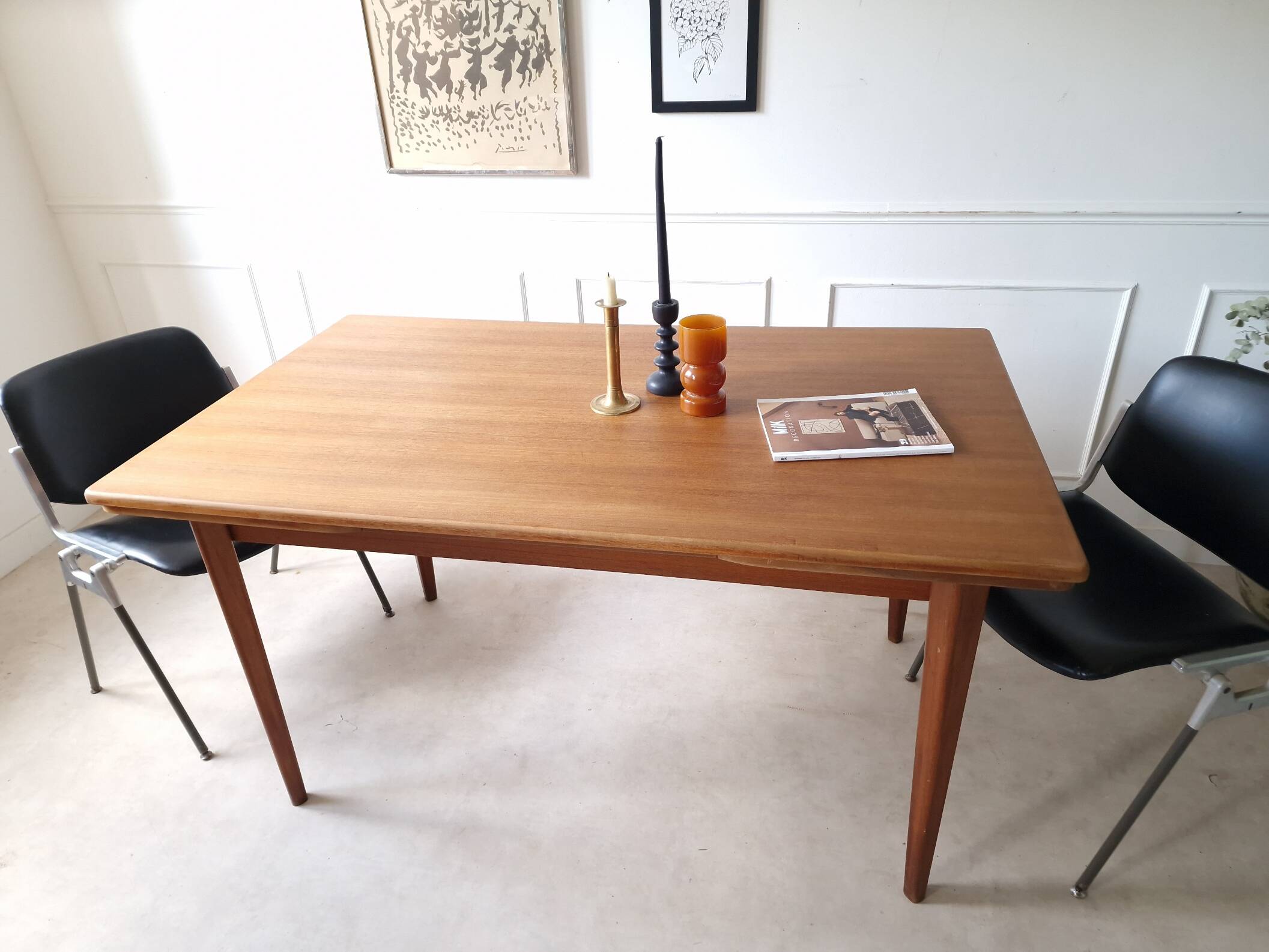 Scandinavian extendable table