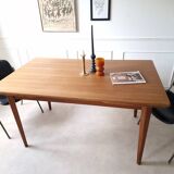 Scandinavian extendable table