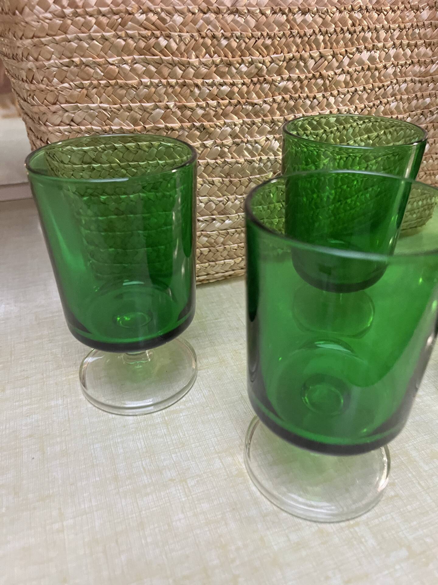 5 stemmed glasses