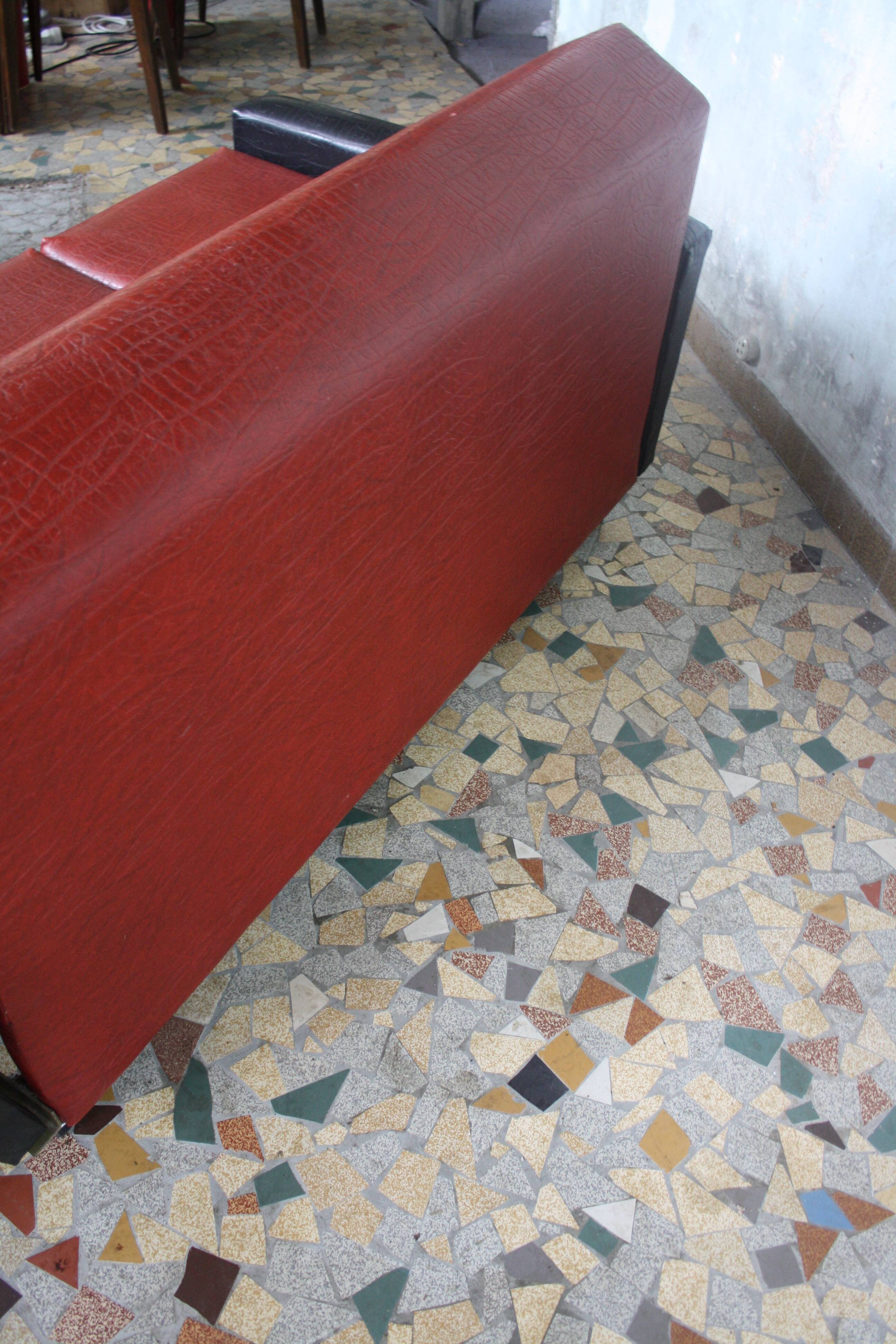 3-seater sofa and 2 rockabilly chairs in red and black skai