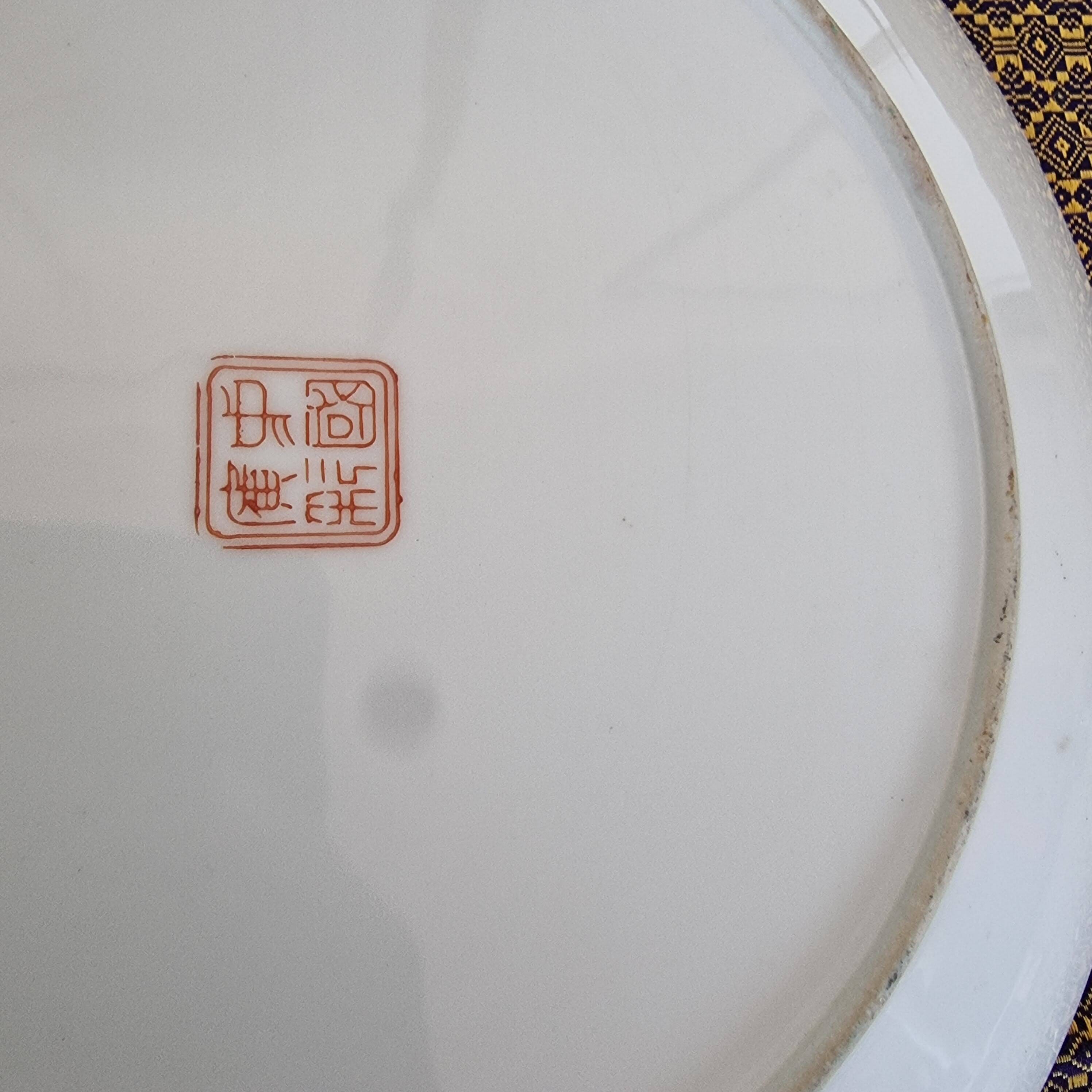 2 hand-painted Chinese plates from the early 20th century famille rose in perfect condition