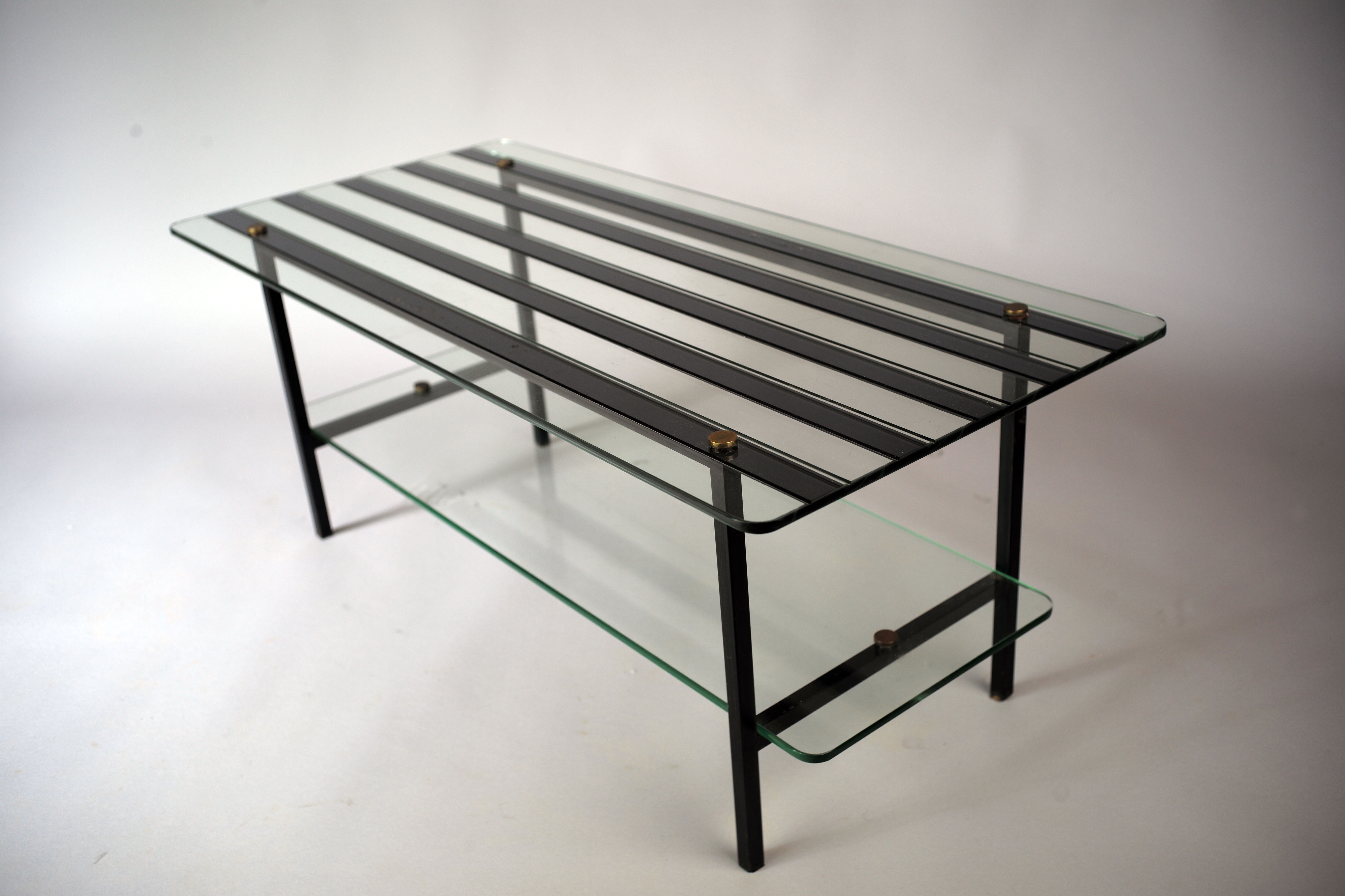 Table basse en verre rainuré et métal