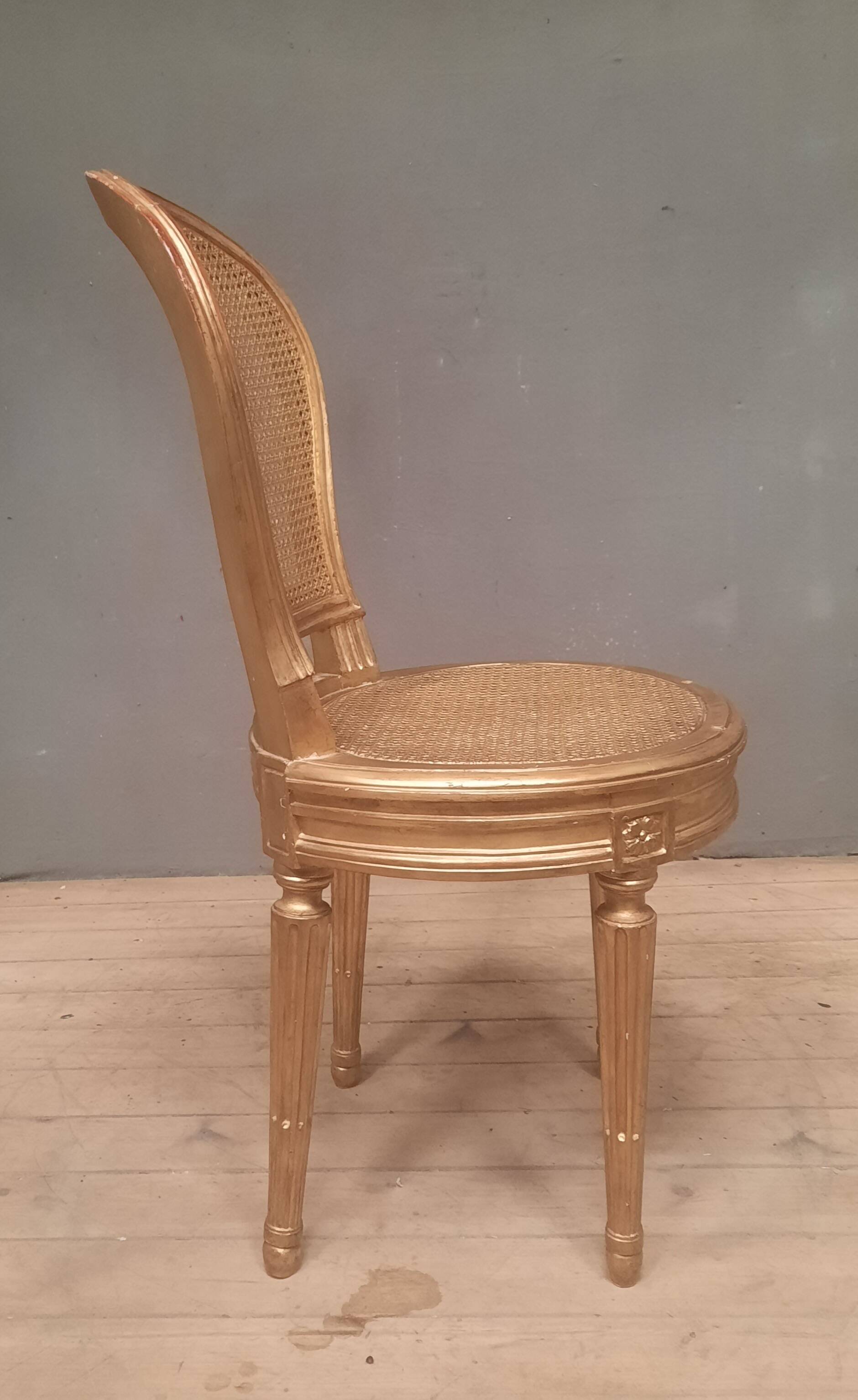 Chaise style Louis XVI en bois doré