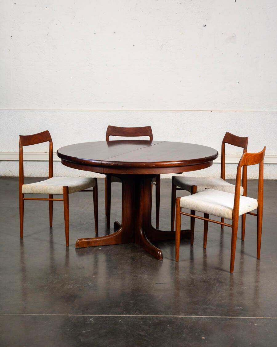 Table with central legs and 2 extensions.