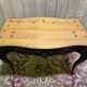 Table console de style Louis XV en bois noirci.