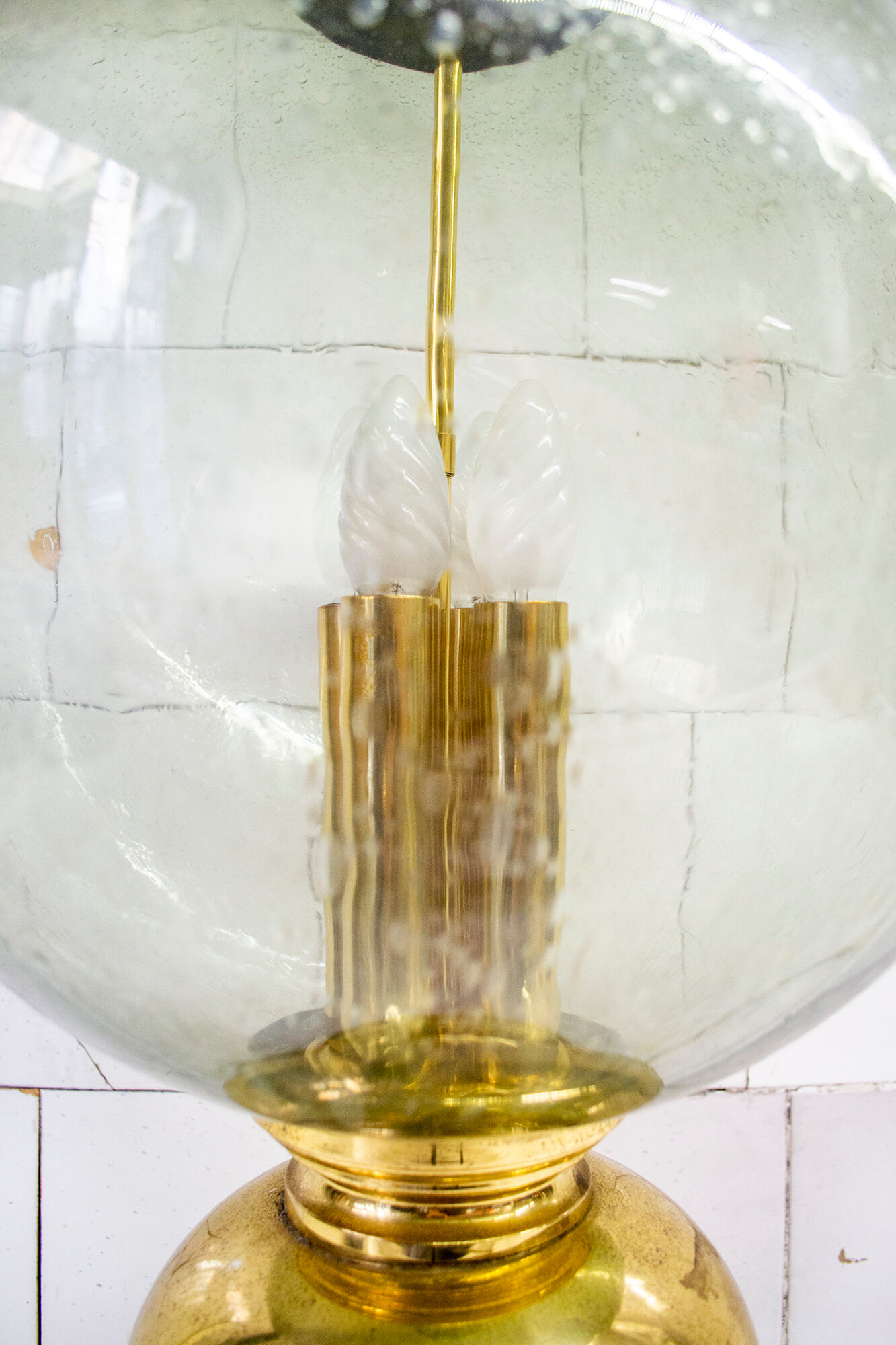 Table lamp in brass and blown glass, Caccia Dominioni style 60s